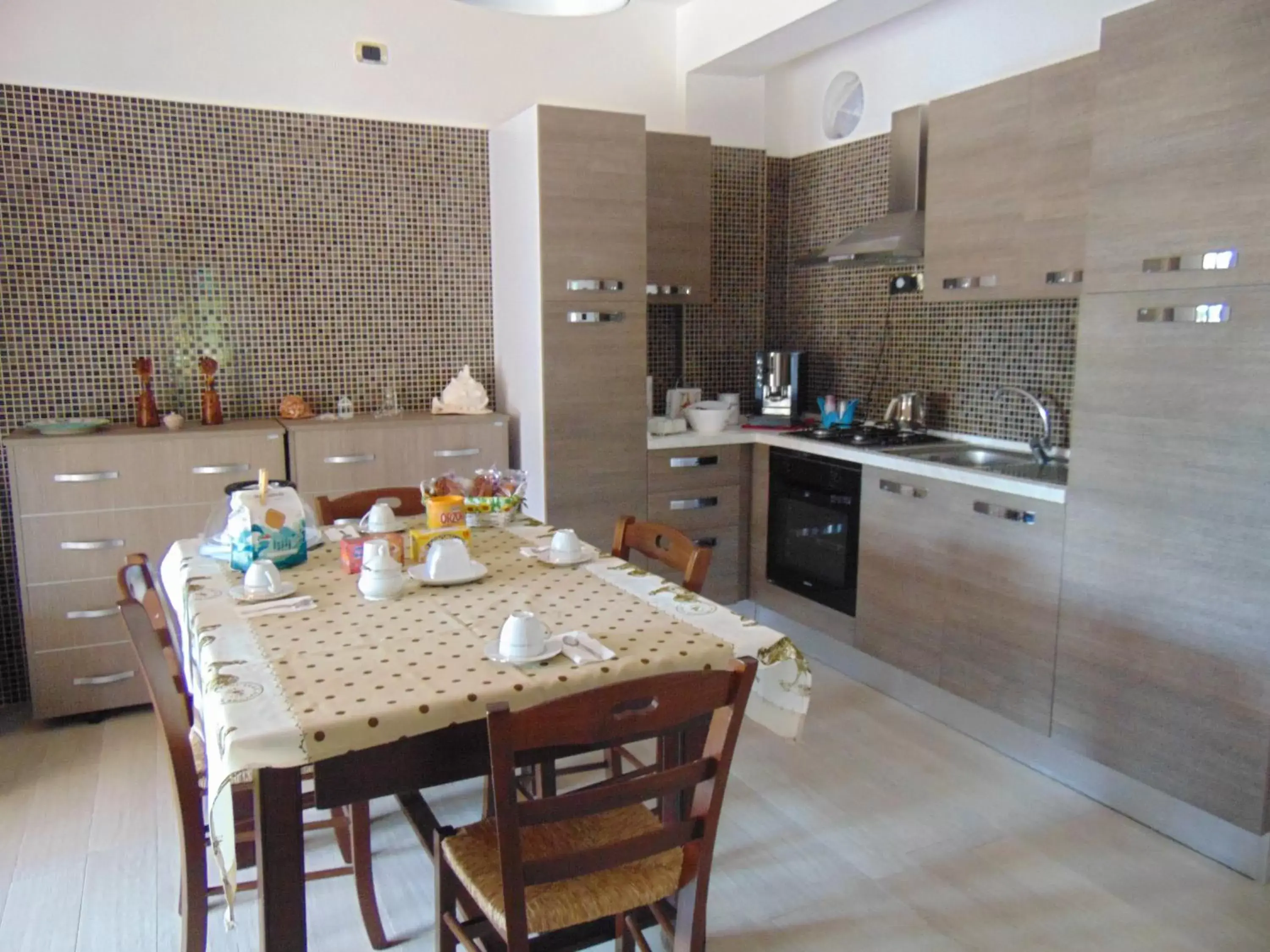 Communal kitchen, Dining Area in Villa Celeste B&B