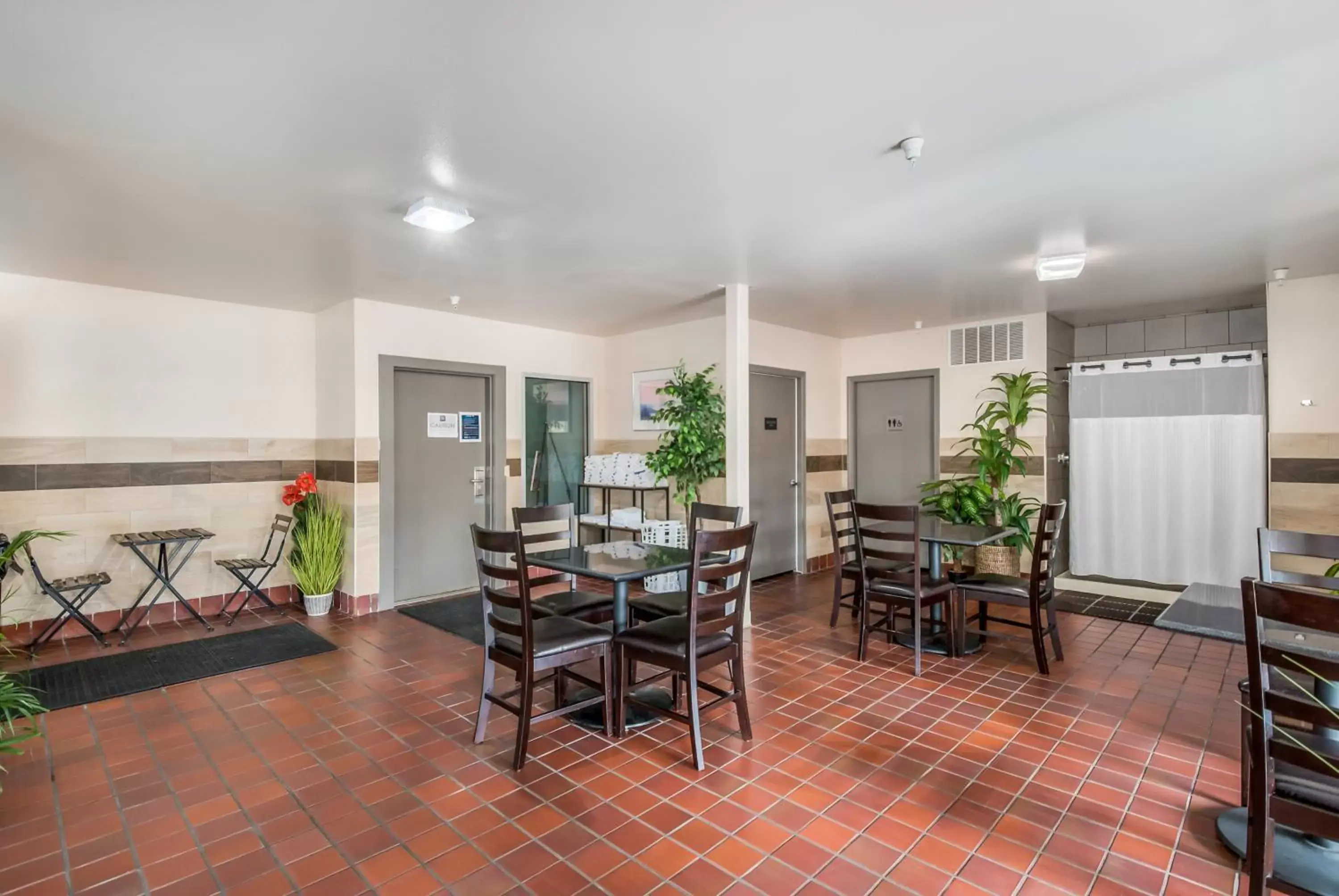 Dining Area in Red Lion Inn & Suites at Olympic National Park