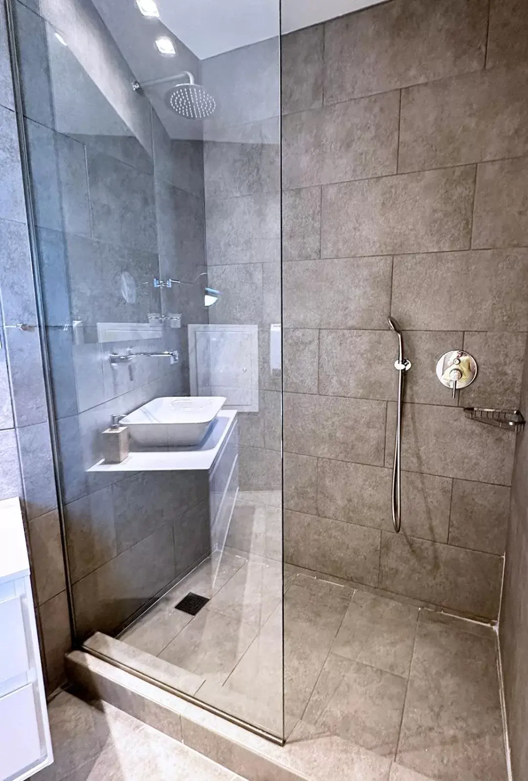 Shower, Bathroom in Park Hotel