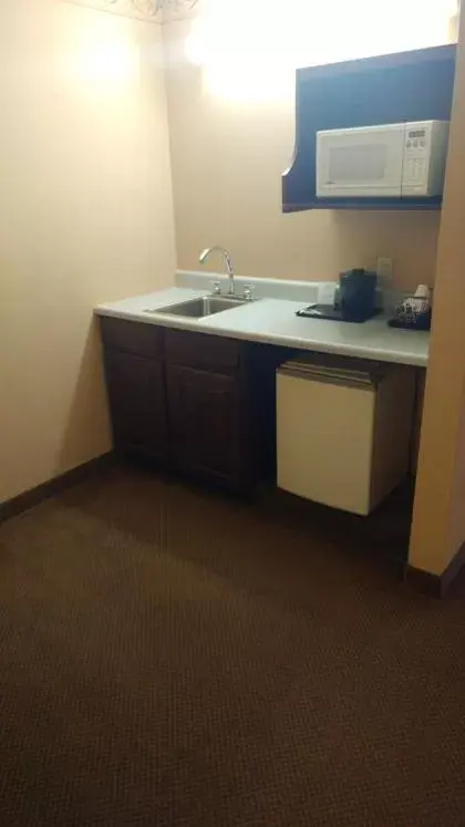 Bedroom, Kitchen/Kitchenette in Country Inn & Suites by Radisson, Waterloo, IA