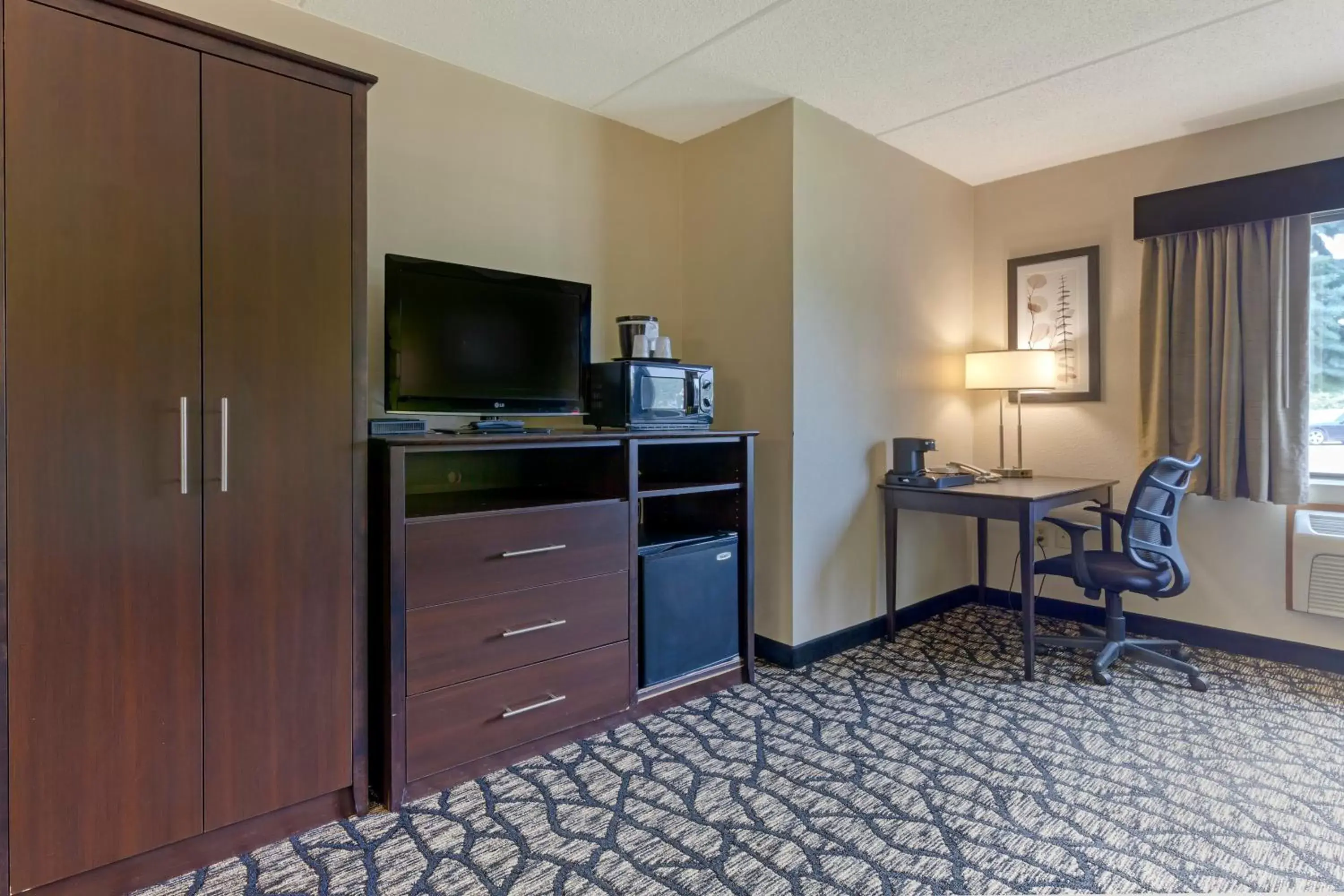 TV/Entertainment Center in Quality Inn