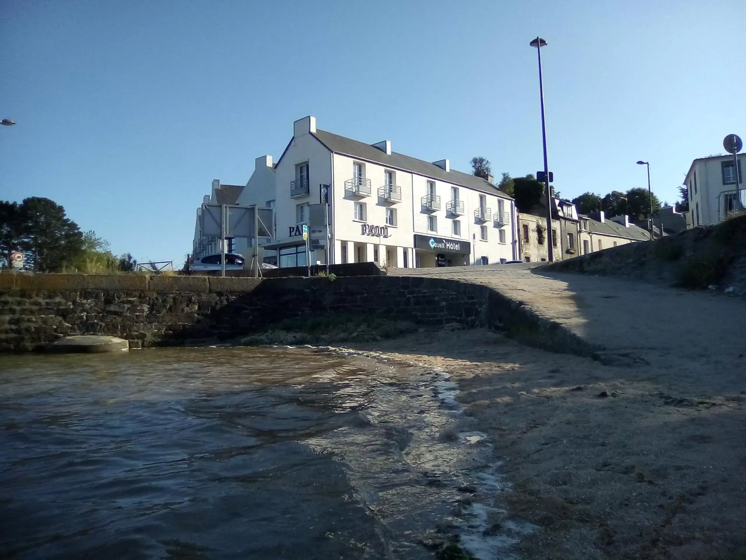 Property building in Couett'Hôtel Brest Port de plaisance, Les pieds dans l'eau Property building in Couett'Hôtel Brest Port de plaisance, Les pieds dans l'eau
