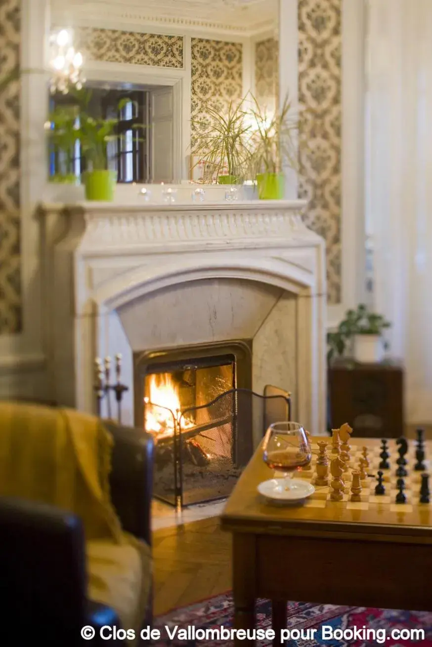 Lounge or bar in Clos de Vallombreuse, The Originals Relais Lounge or bar in Clos de Vallombreuse, The Originals Relais