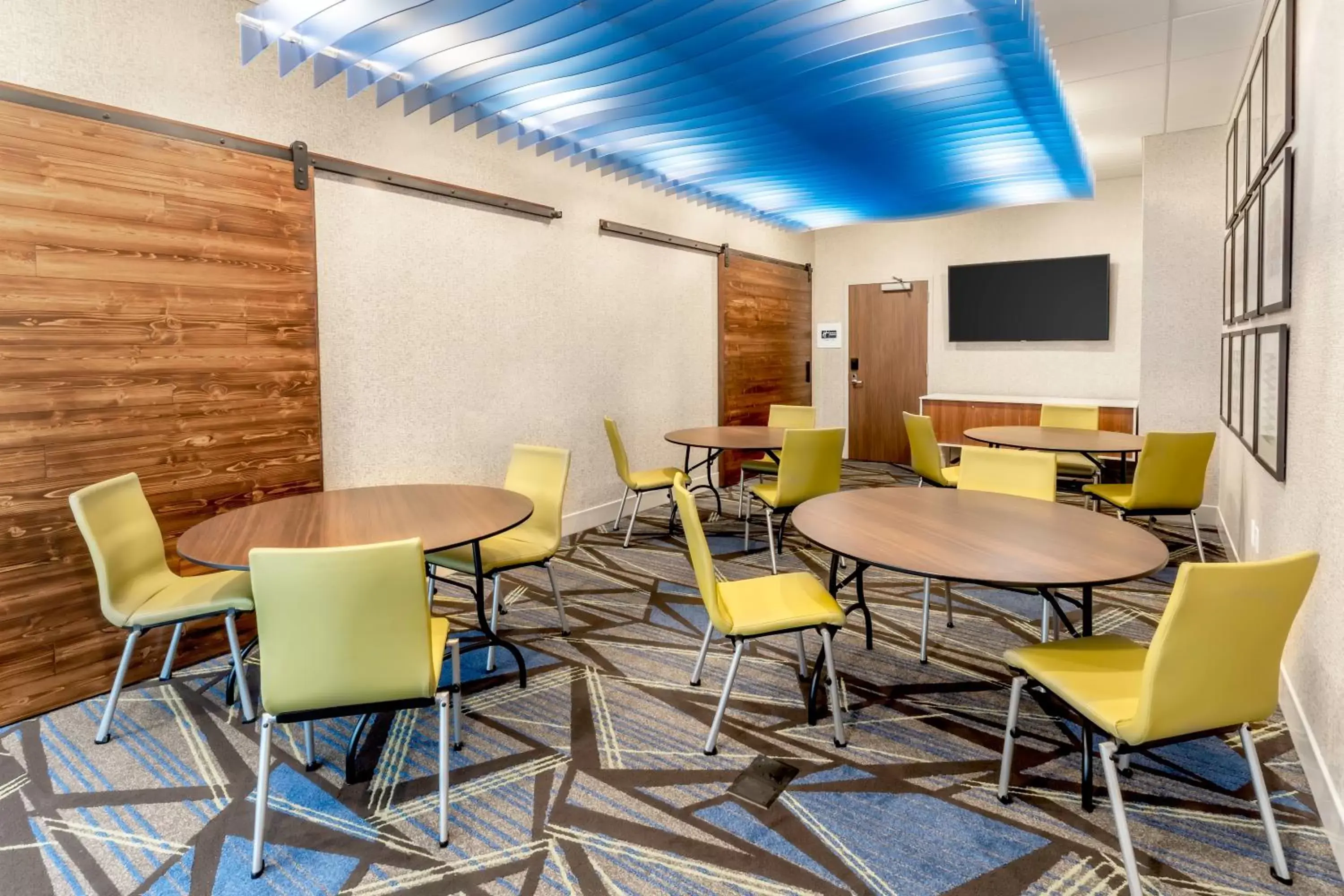 Meeting/conference room in Holiday Inn Express & Suites - Milwaukee West Allis, an IHG Hotel