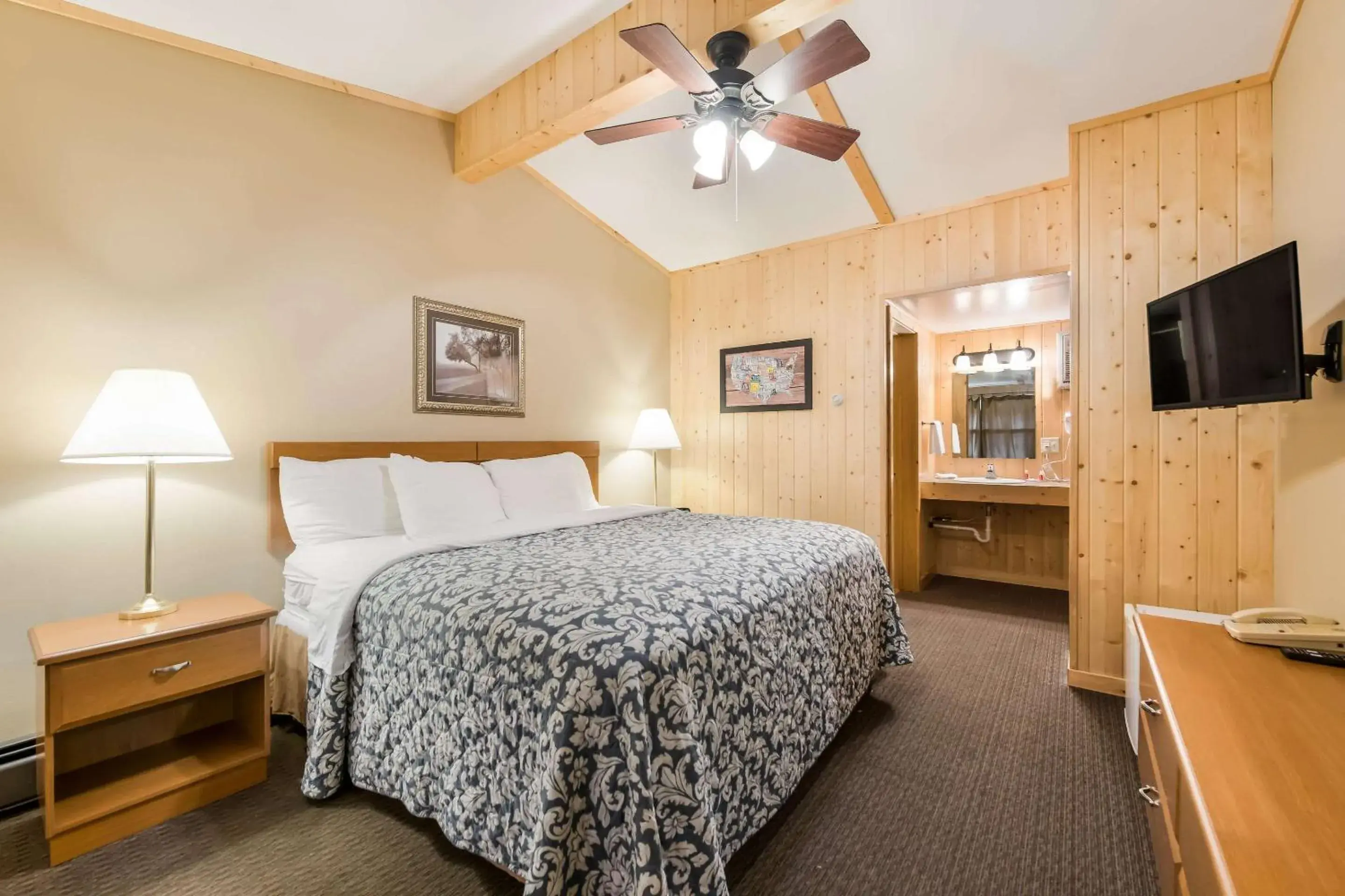 Photo of the whole room, Bed in EconoLodge by Choice Hotels - Rice Lake