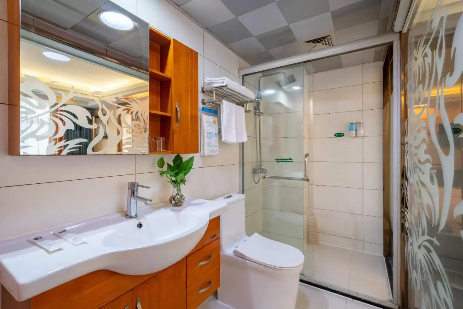 Toilet, Bathroom in Yiwu Yuejia Business Hotel