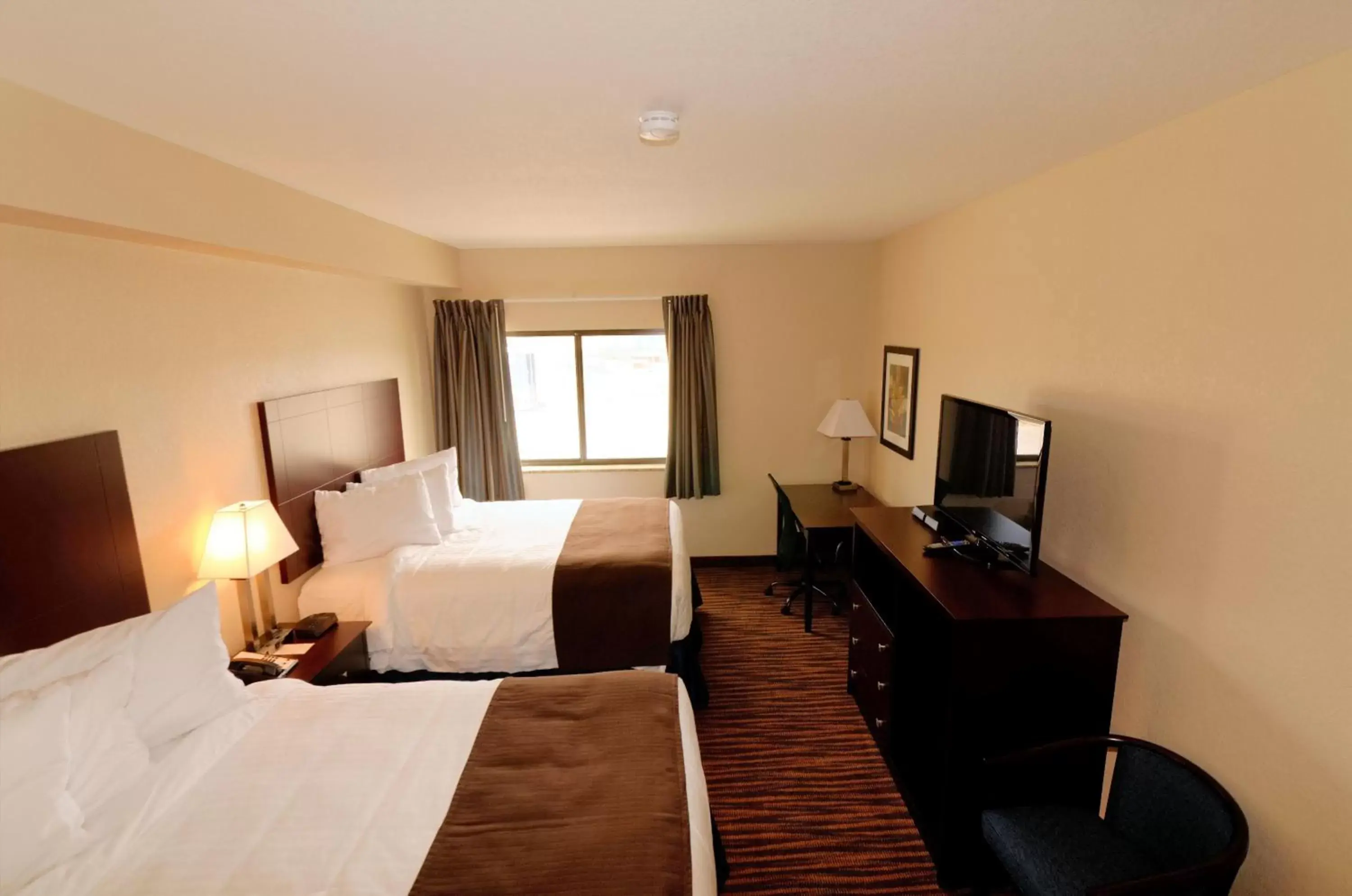 Bed in Cobblestone Inn & Suites - Denison | Oak Ridge