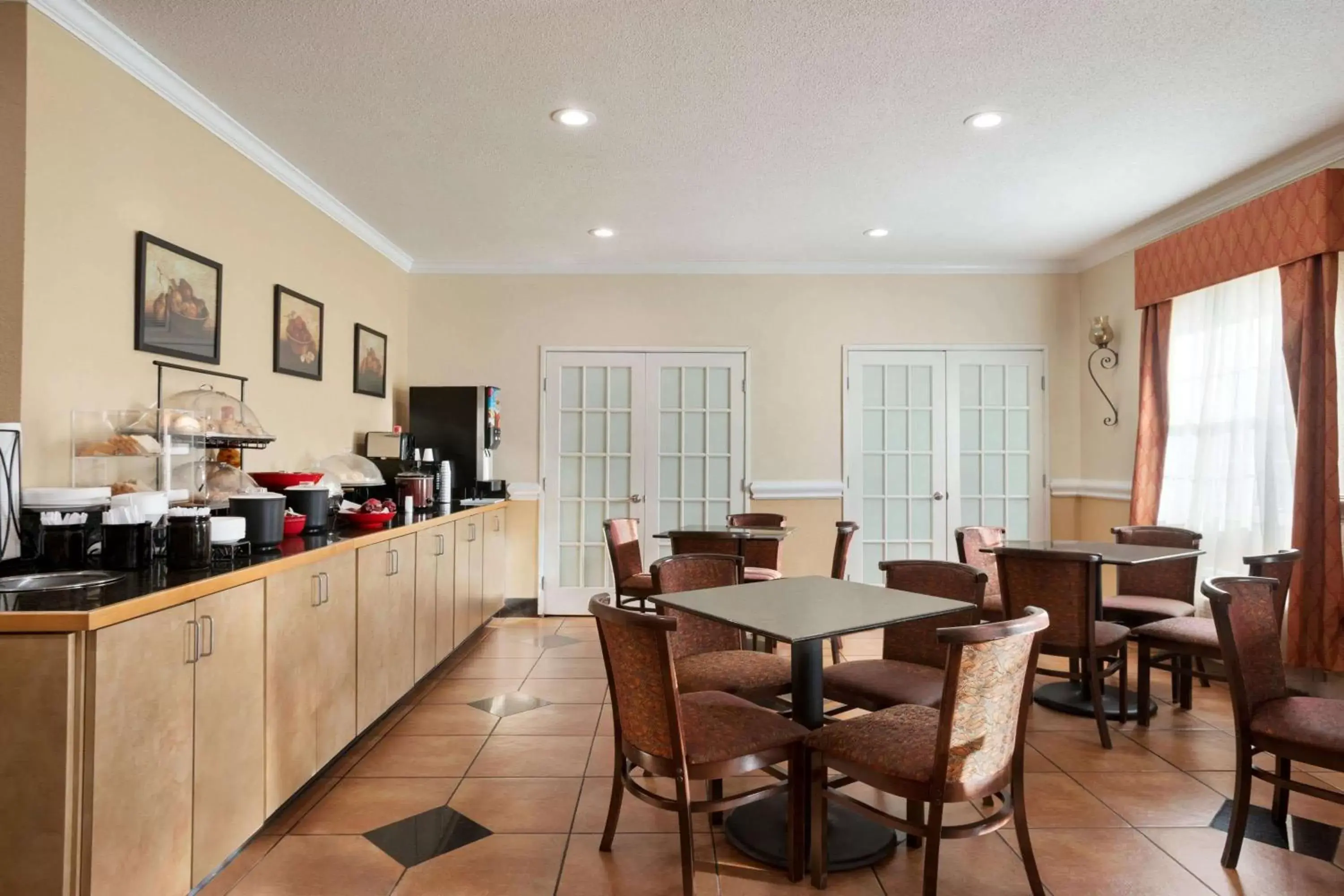 Restaurant/places to eat in Ramada by Wyndham Elizabethtown Restaurant/places to eat in Ramada by Wyndham Elizabethtown