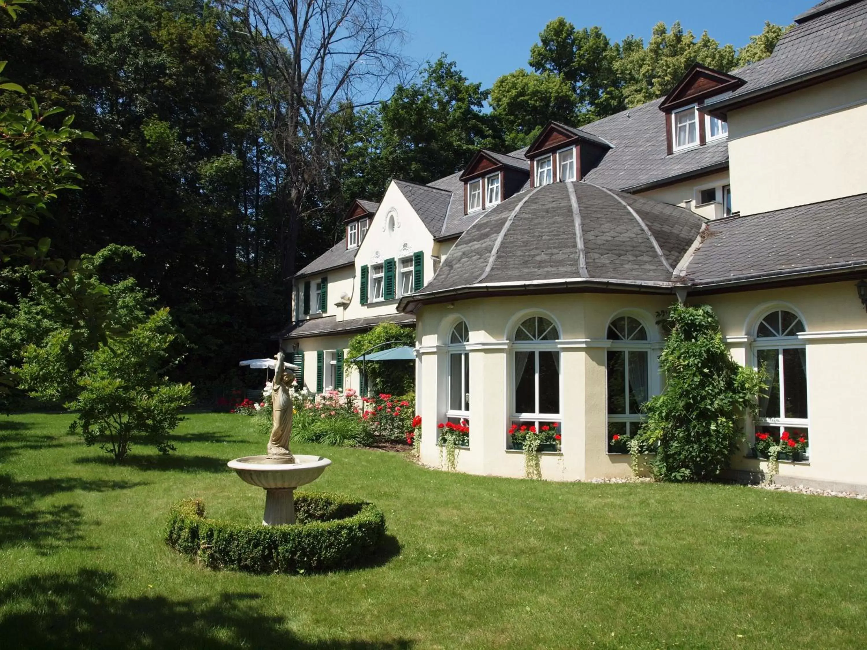 Garden, Property Building in Hotel & Restaurant Bellevue Schmölln