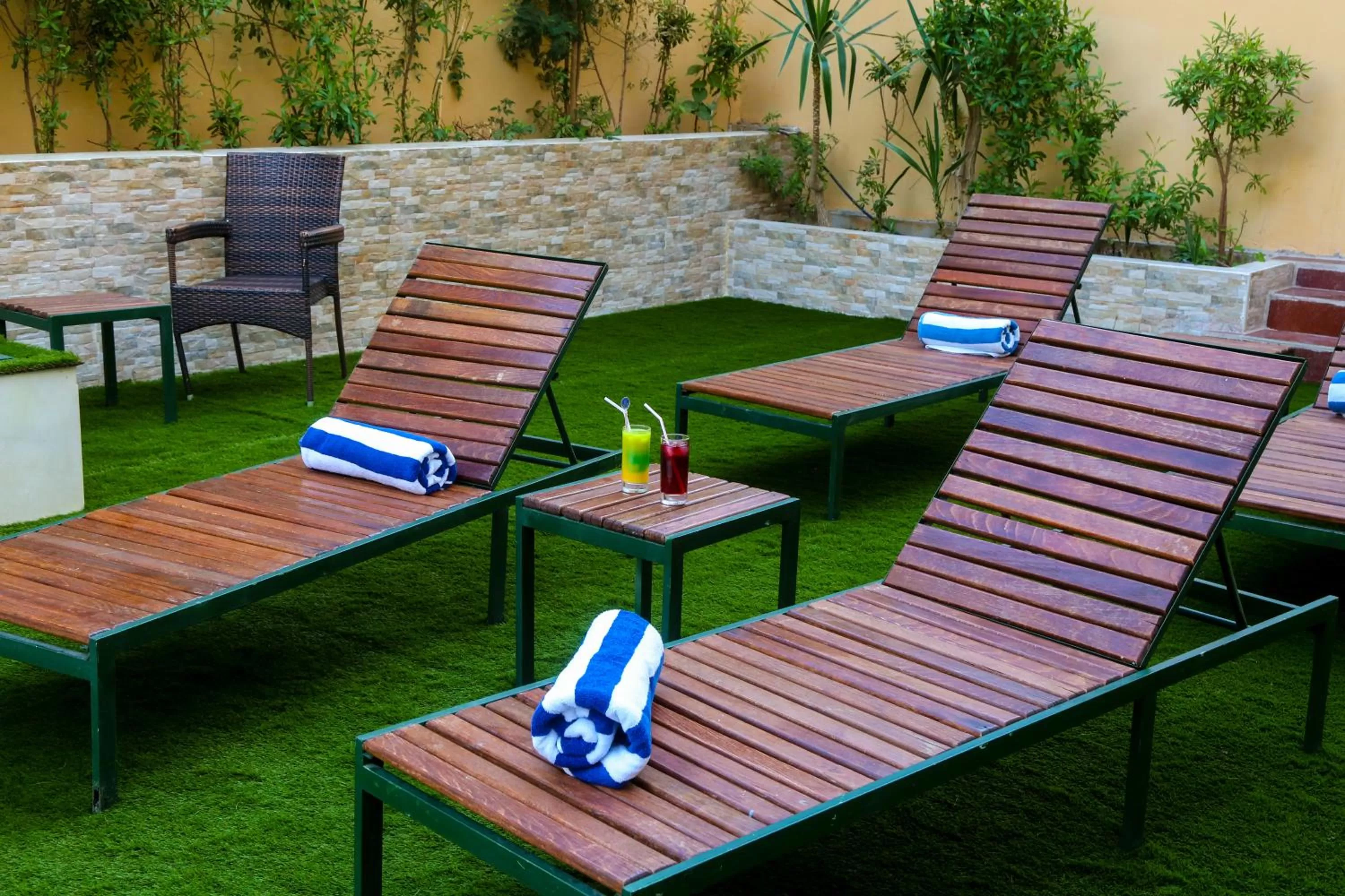 Swimming pool, Garden in Golden Tulip Aqaba