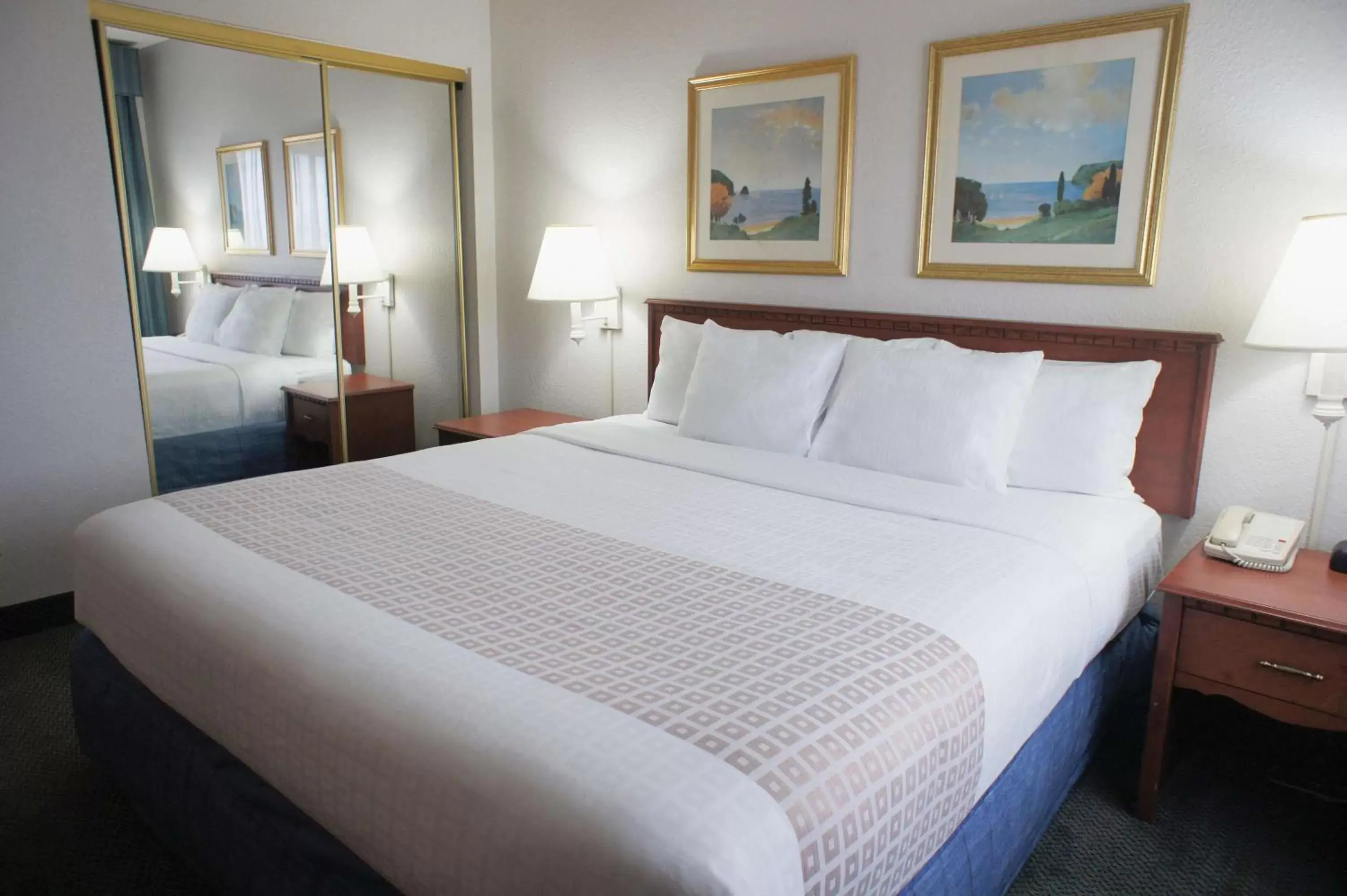 Photo of the whole room, Bed in La Quinta Inn by Wyndham Ft. Lauderdale Tamarac East