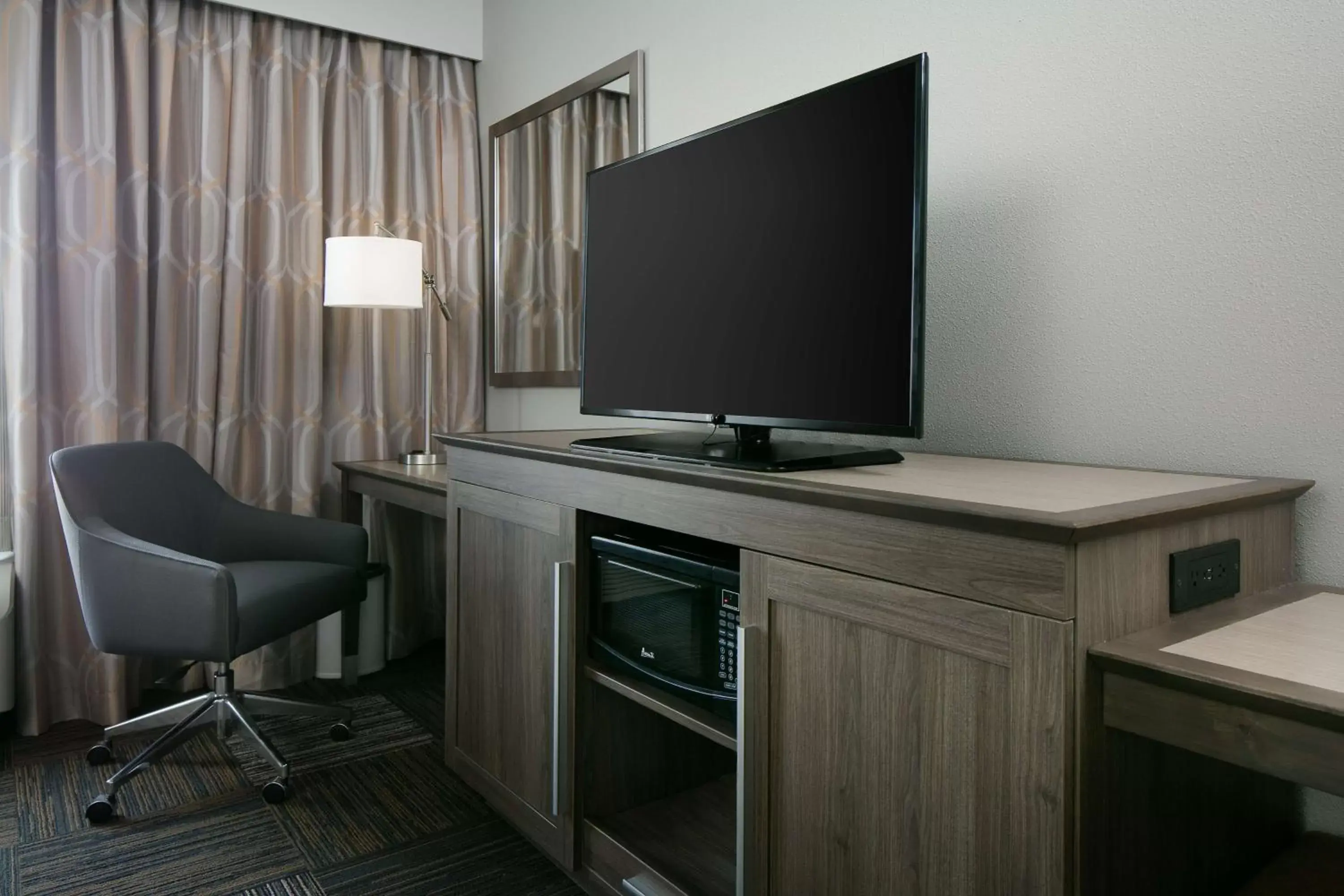 Bed, TV/Entertainment Center in Hampton Inn & Suites Mason City, IA