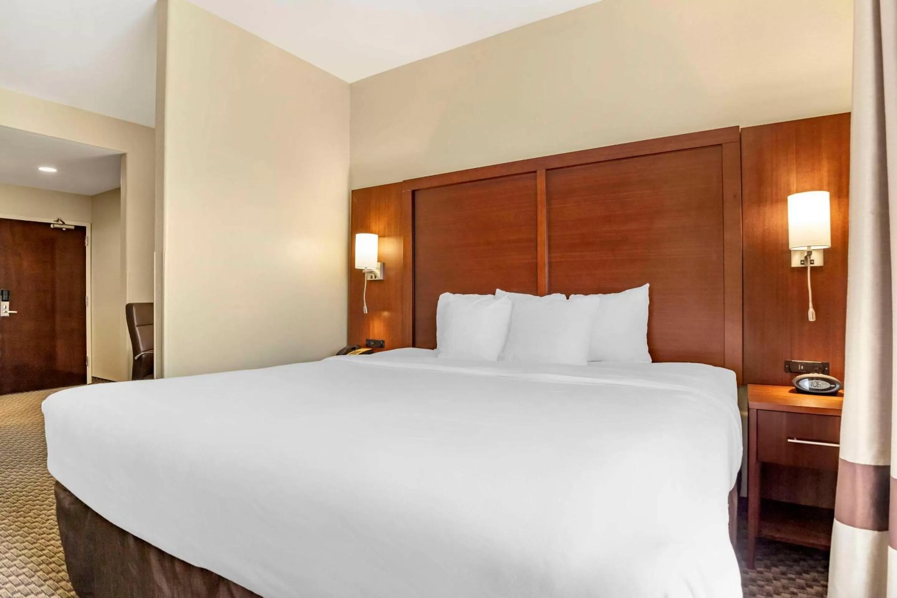 Bedroom, Bed in Comfort Suites Medical Center near Six Flags