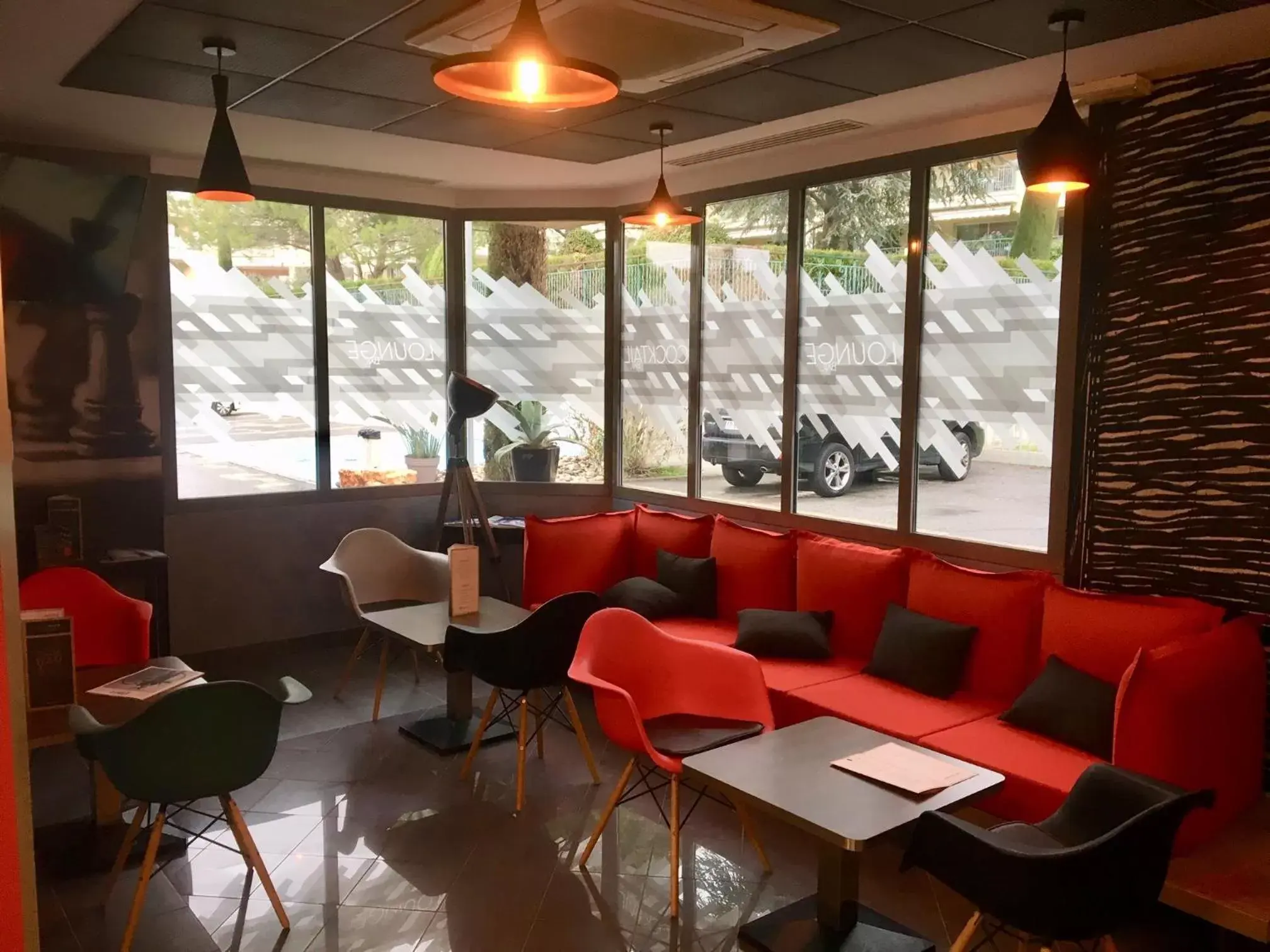 Living room, Lounge/Bar in IBIS Cannes Mouans Sartoux Piscine parking gratuit