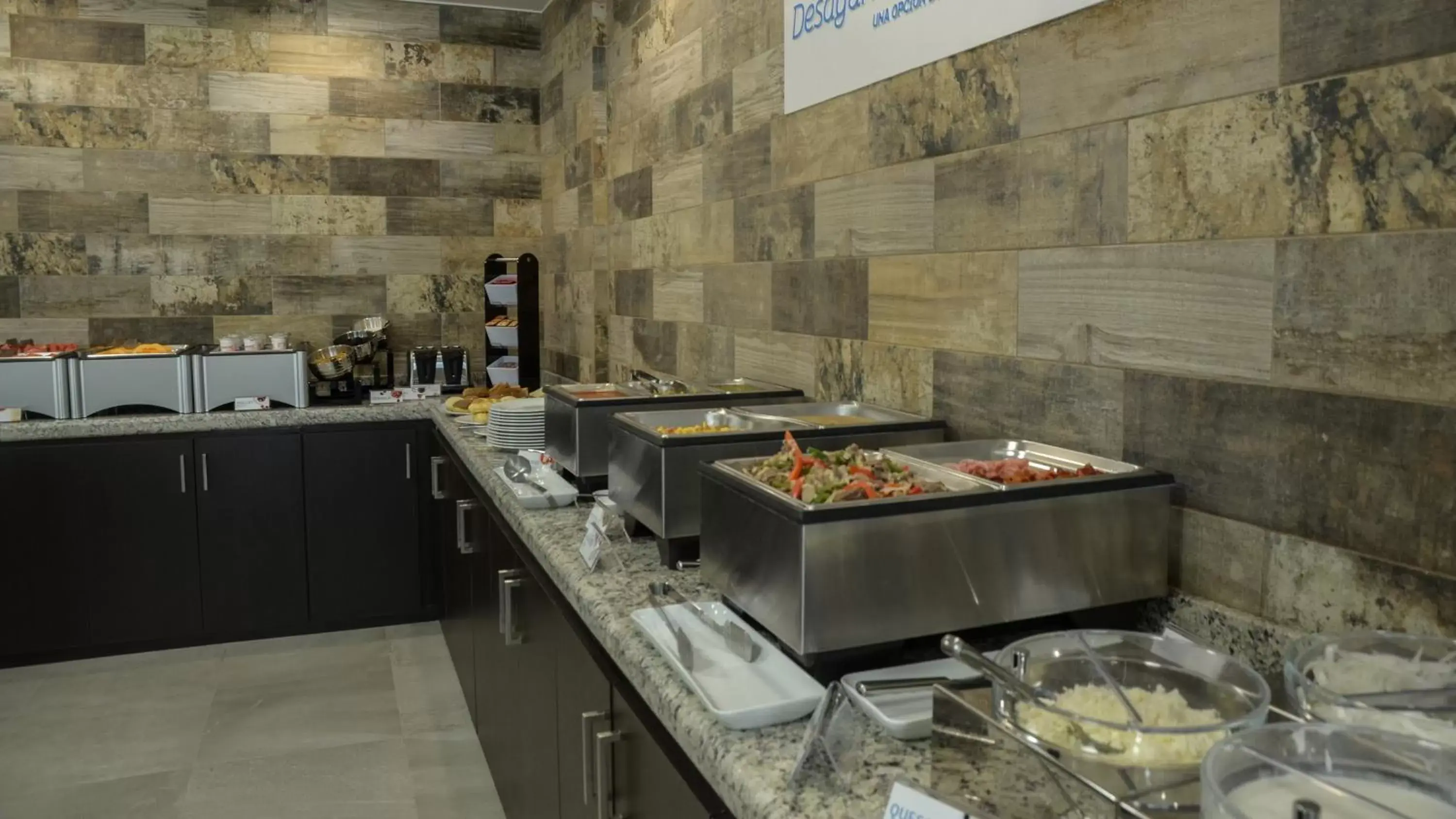 Restaurant/places to eat, Kitchen/Kitchenette in Holiday Inn Express and Suites Celaya, an IHG Hotel