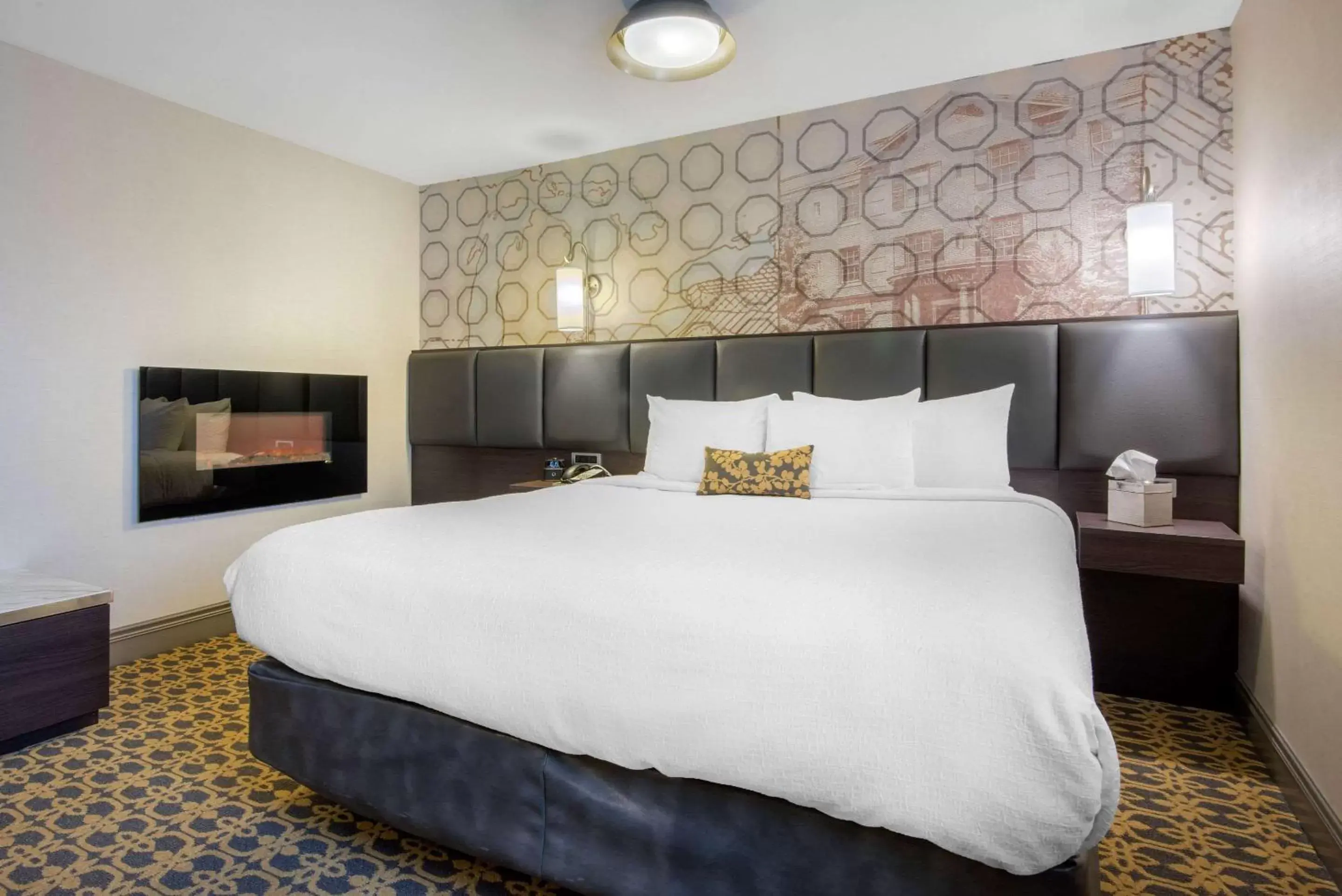 Photo of the whole room, Bed in The Champlain Waterfront Hotel, an Ascend Hotel Collection