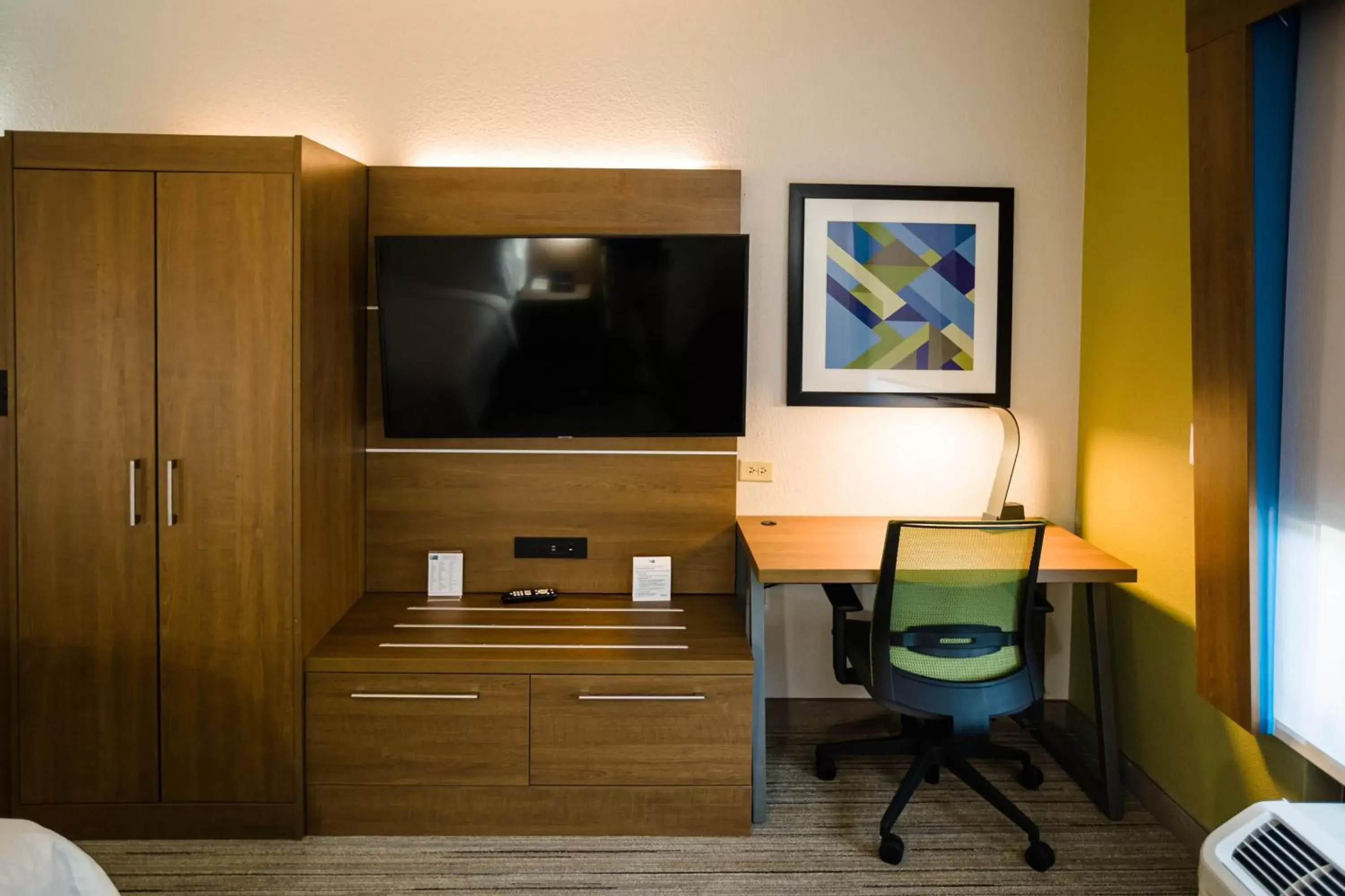 Photo of the whole room, TV/Entertainment Center in Holiday Inn Express & Suites Knoxville-Farragut, an IHG Hotel