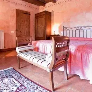 Bed in Podere Lamaccia - bed and kitchinette