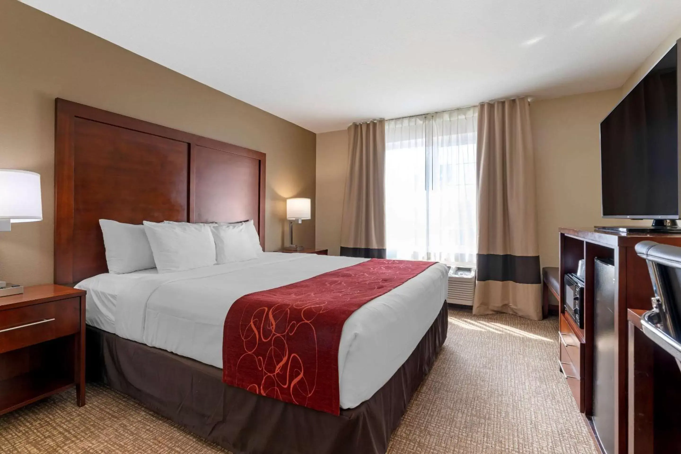 Photo of the whole room, Bed in Comfort Suites Downtown Sacramento