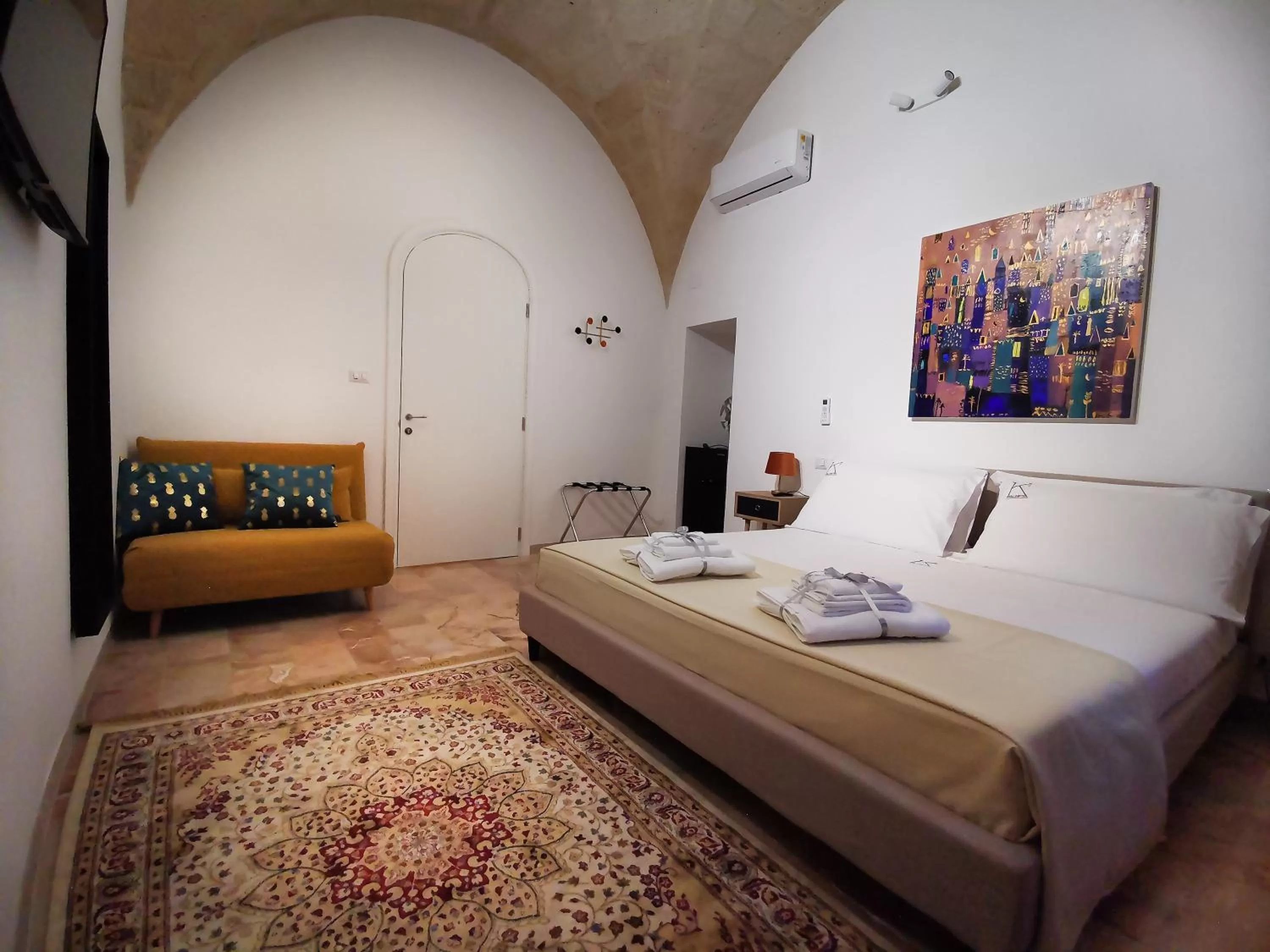 Photo of the whole room in Kalinifta - Jacuzzi & Suites SIT