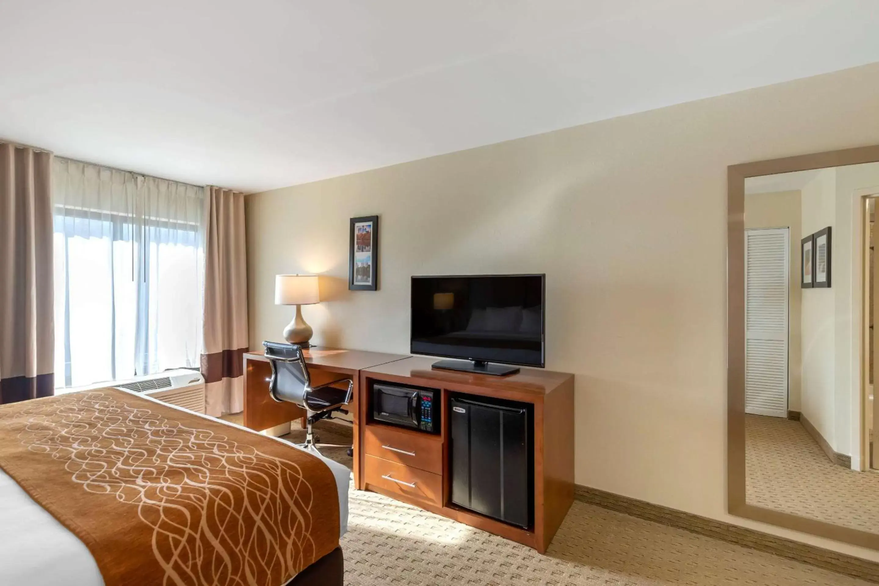 Photo of the whole room, TV/Entertainment Center in Comfort Inn Kennesaw