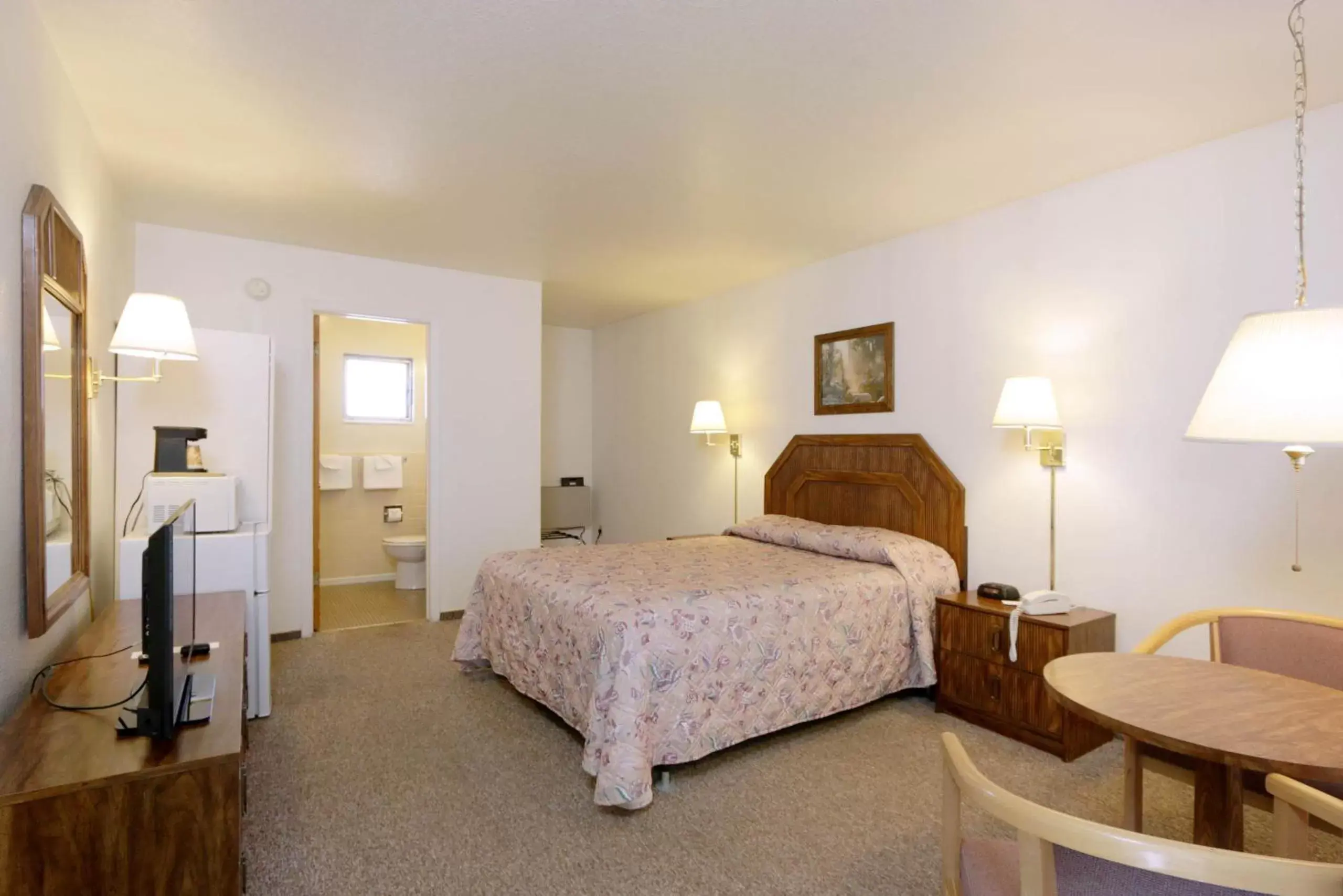 Photo of the whole room, Bed in Town House Motel