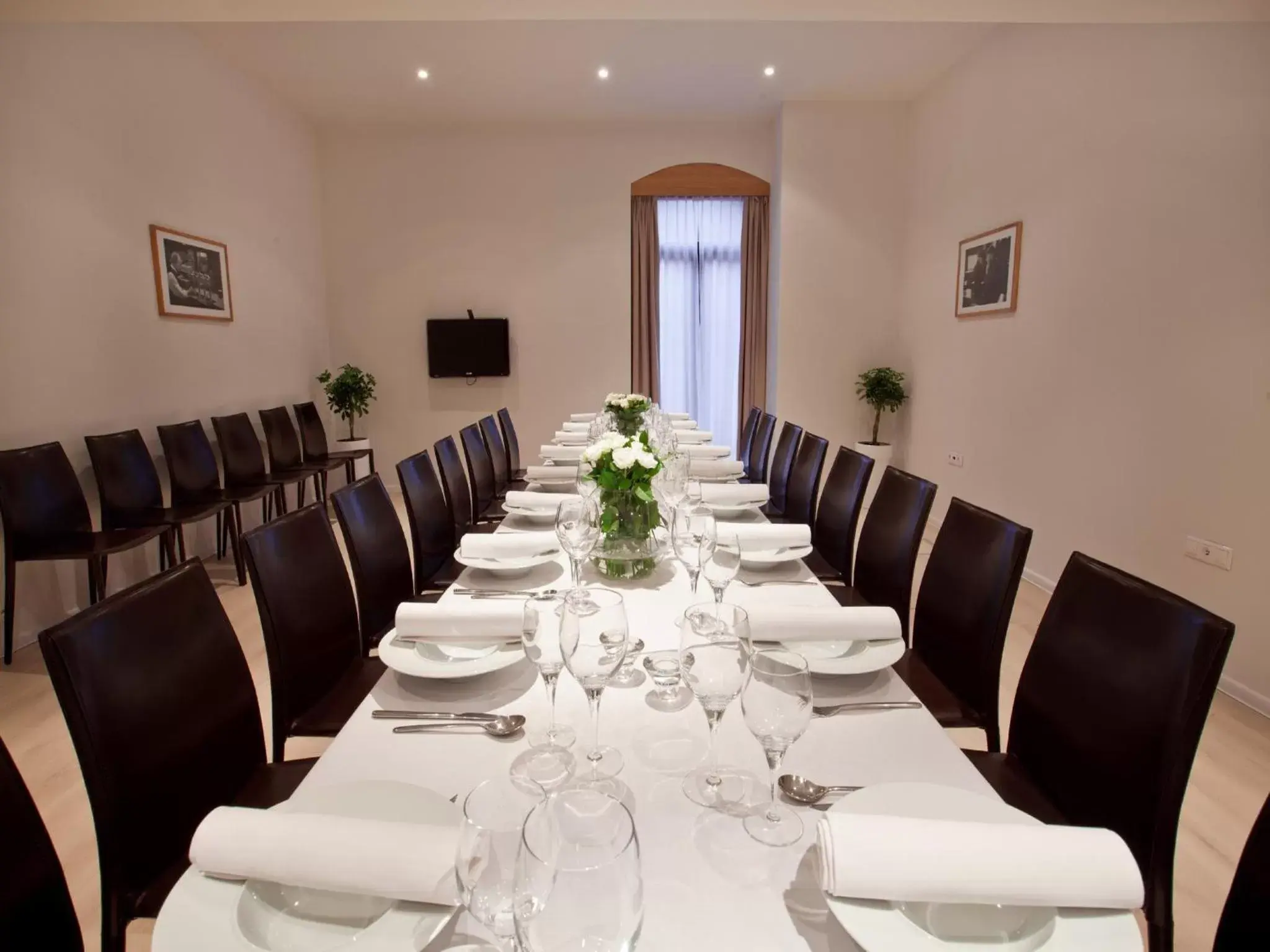 Restaurant/Places to Eat in The Granary - La Suite Hotel