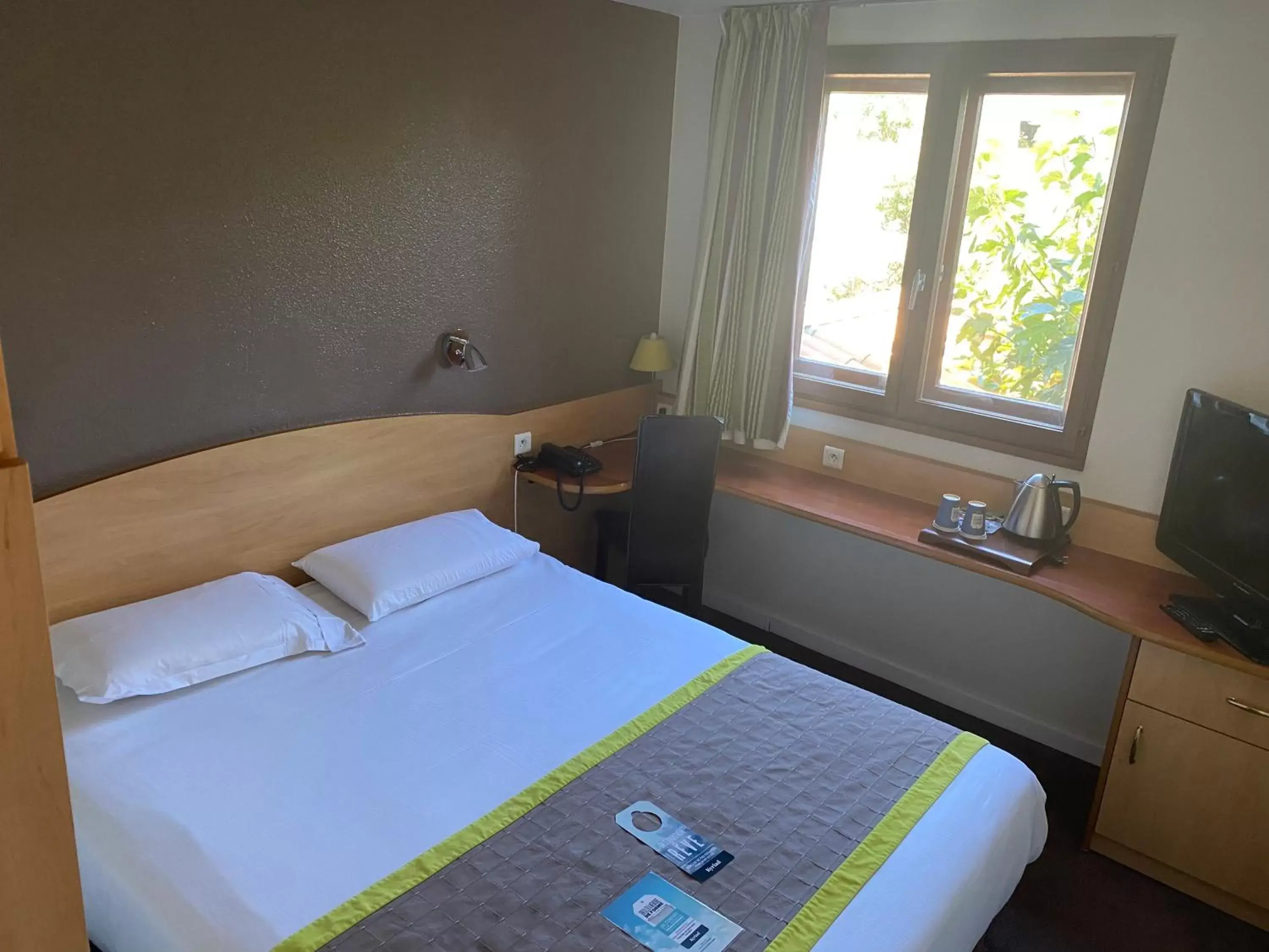 Photo of the whole room, Bed in Kyriad Montpellier Aéroport - Gare Sud de France