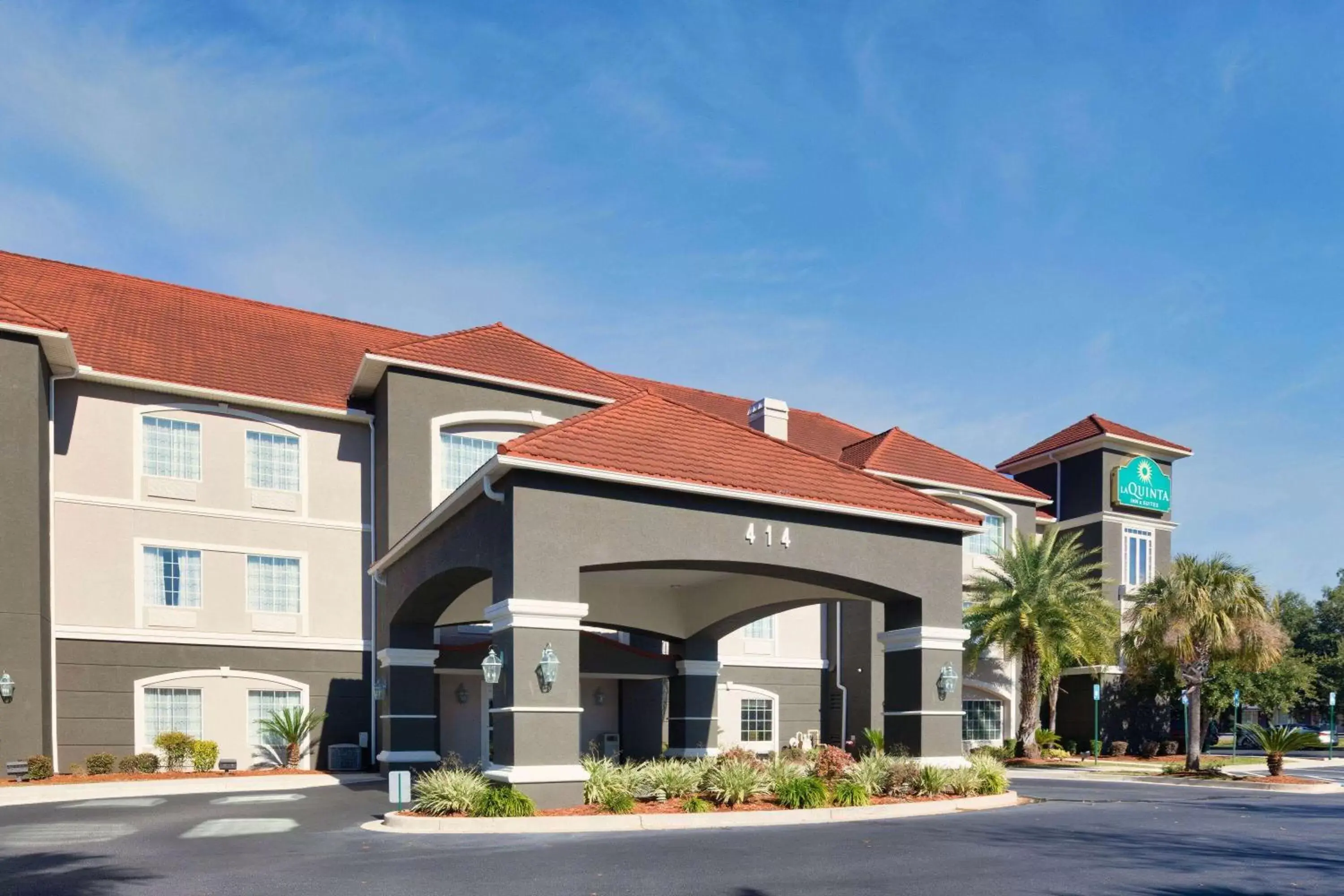 Property building in La Quinta by Wyndham Savannah Airport - Pooler Property building in La Quinta by Wyndham Savannah Airport - Pooler
