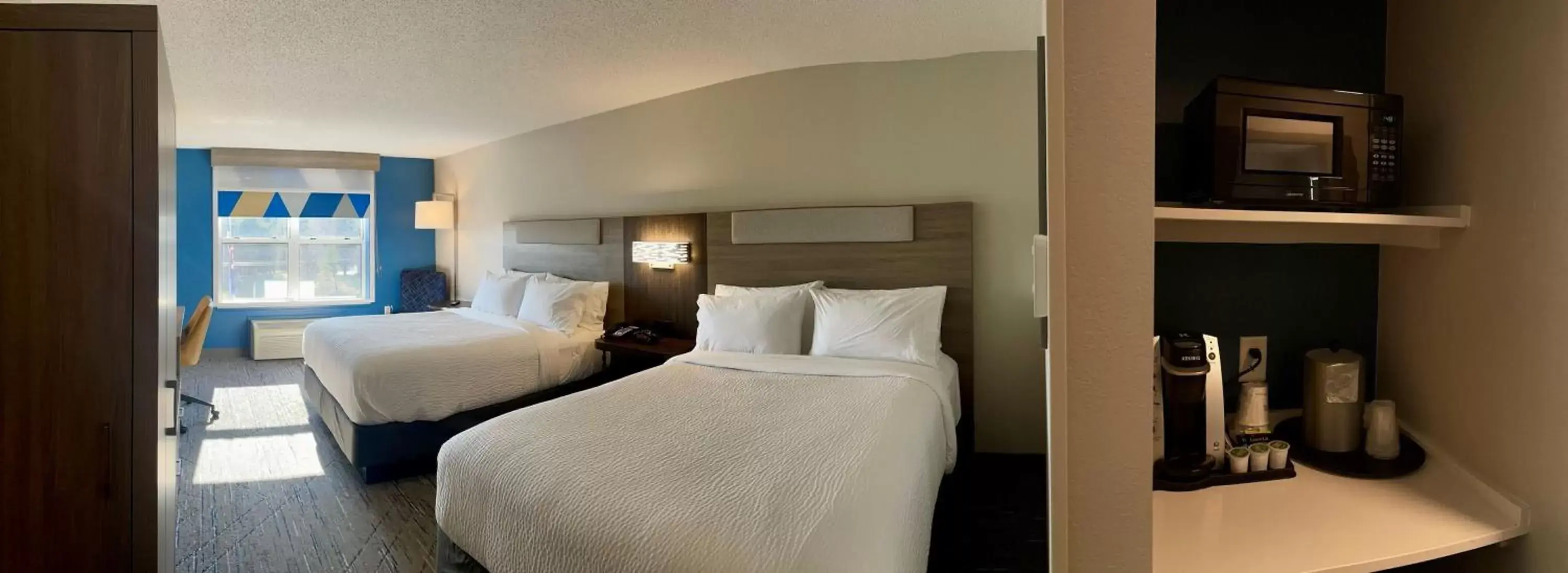 Bedroom, Bed in Holiday Inn Express & Suites Marquette, an IHG Hotel