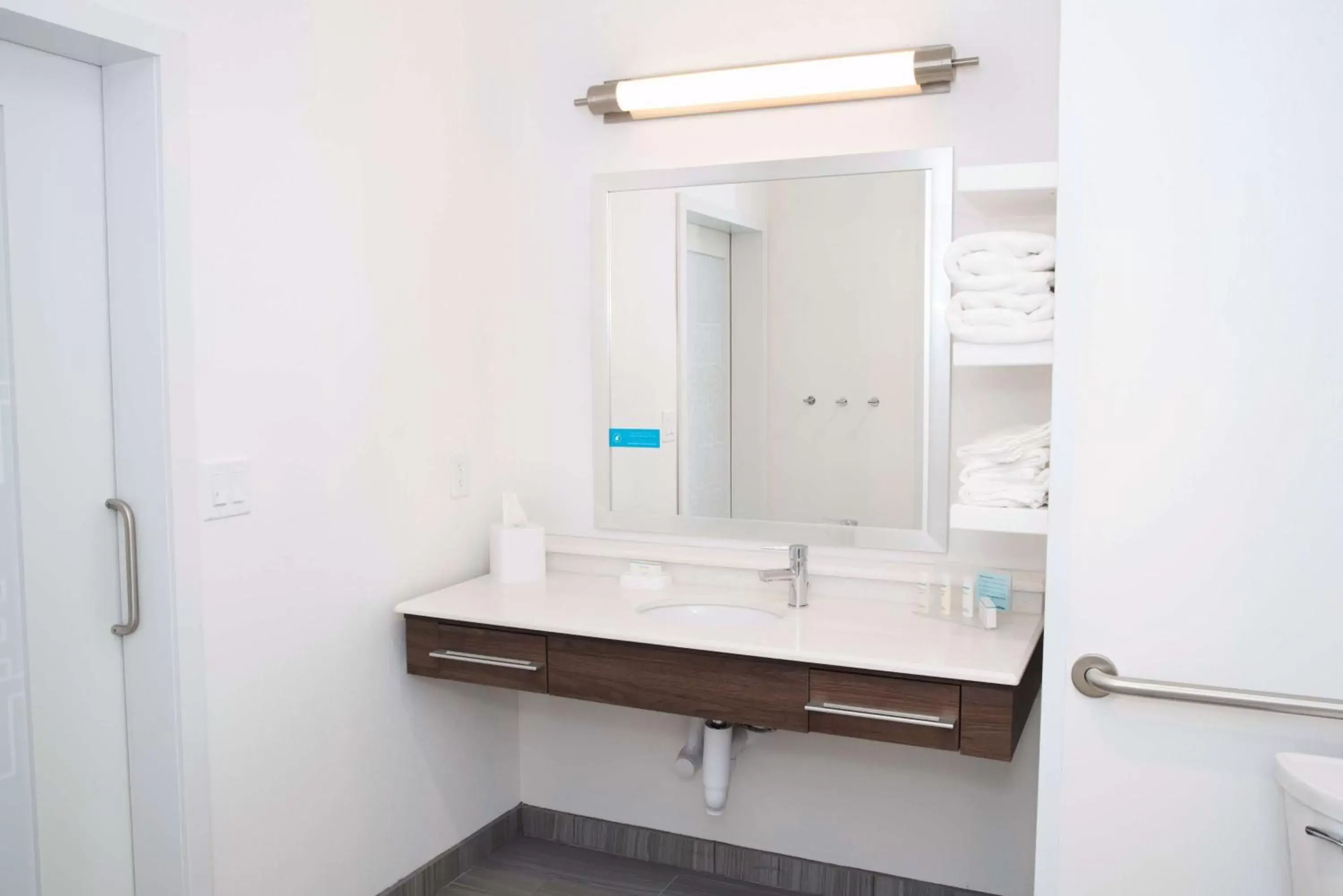 Bathroom in Hampton Inn By Hilton - Suites Des Moines-Urbandale IA