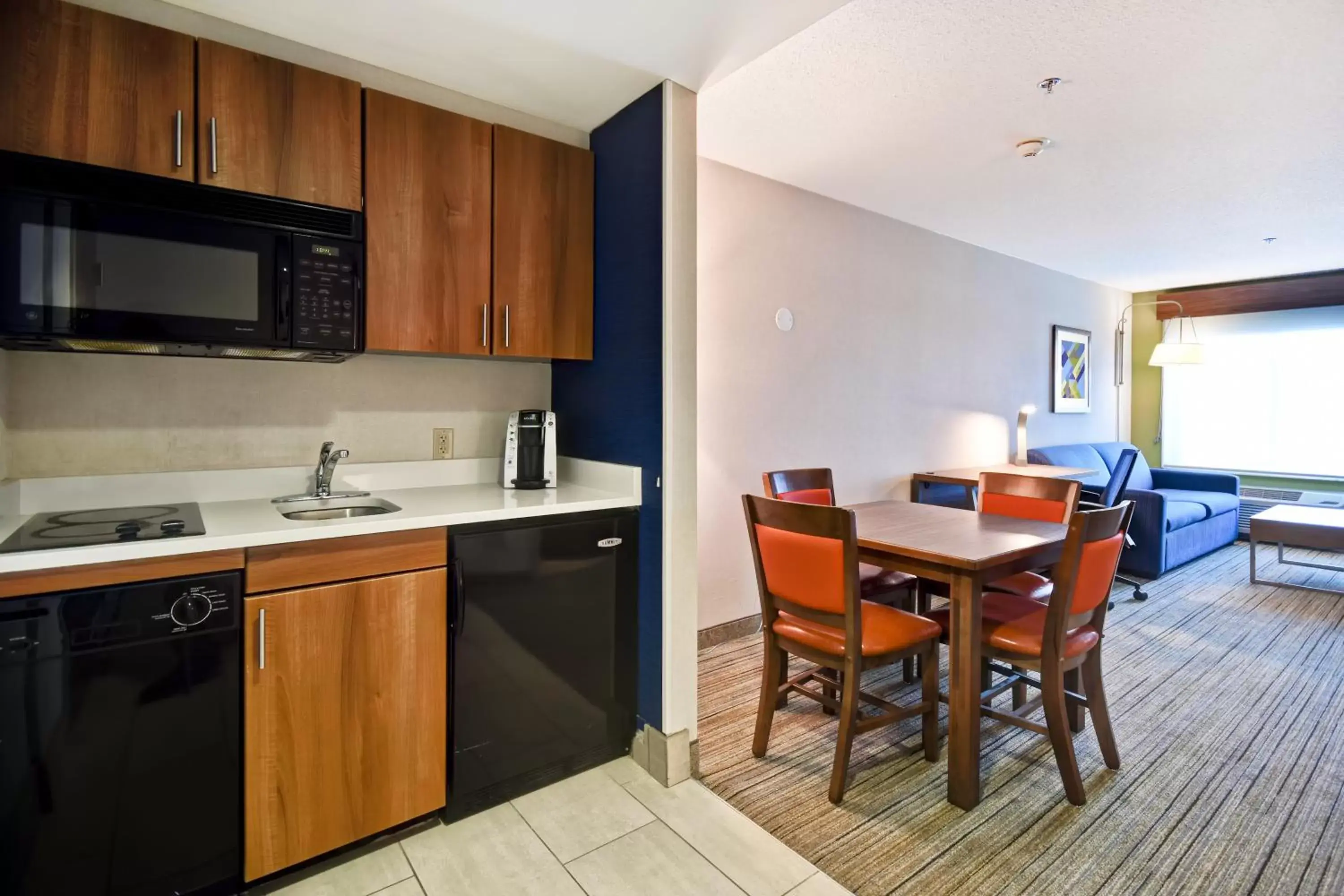 Photo of the whole room, Kitchen/Kitchenette in Holiday Inn Express Newport North - Middletown, an IHG Hotel