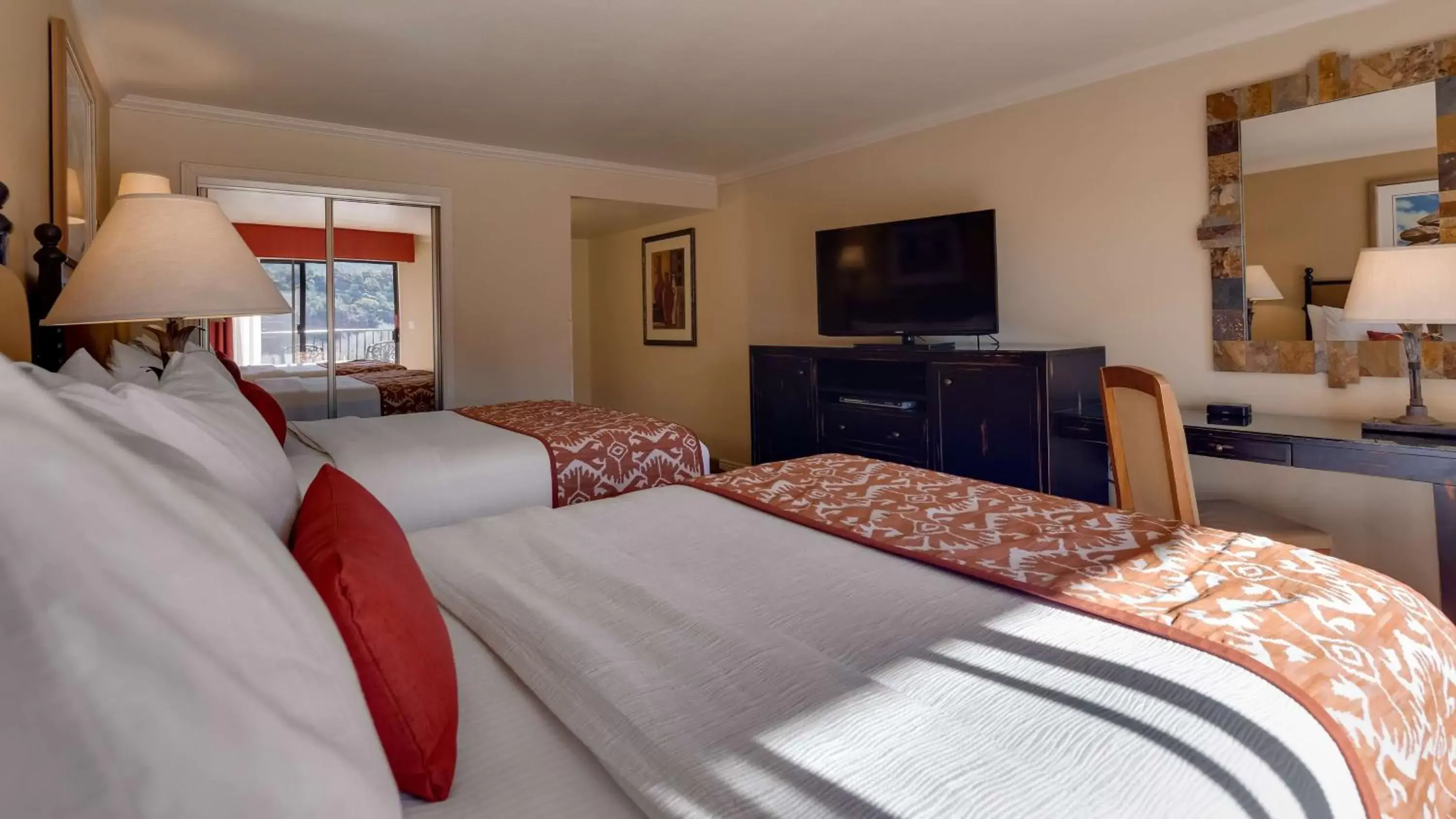 Photo of the whole room, Bed in Best Western Plus Arroyo Roble Hotel & Creekside Villas