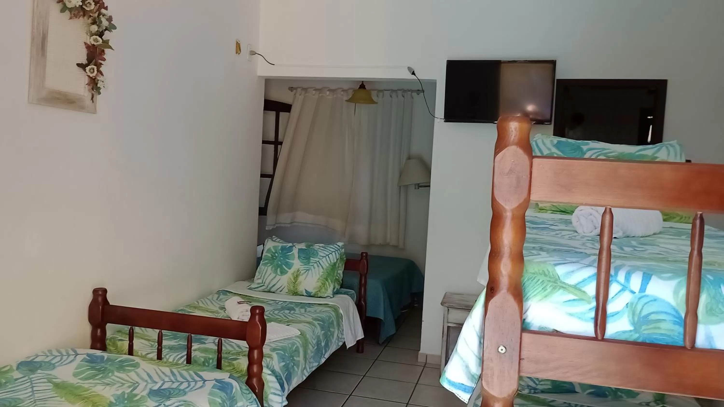 Bed, Bunk Bed in Hibiscos Pousada