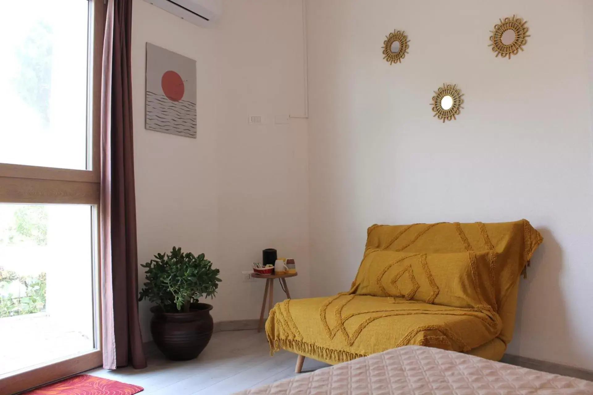 Bed, Seating Area in Giobo Rooms