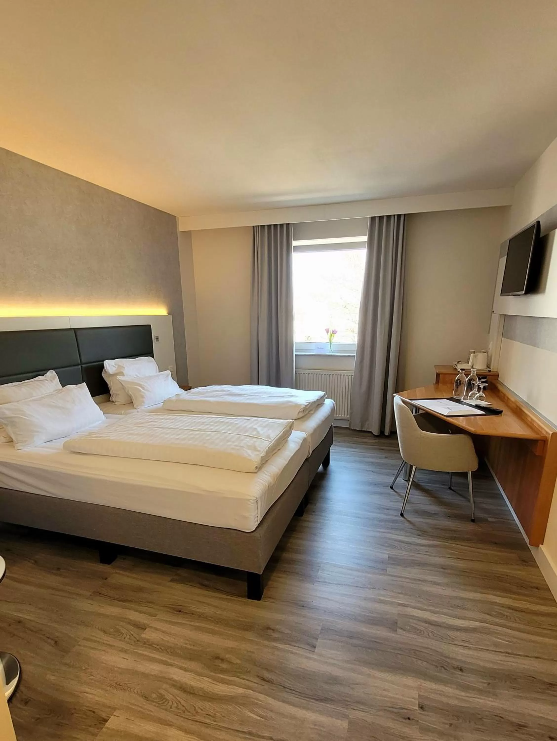 Bedroom, Bed in Tulip Inn Frankfurt Airport