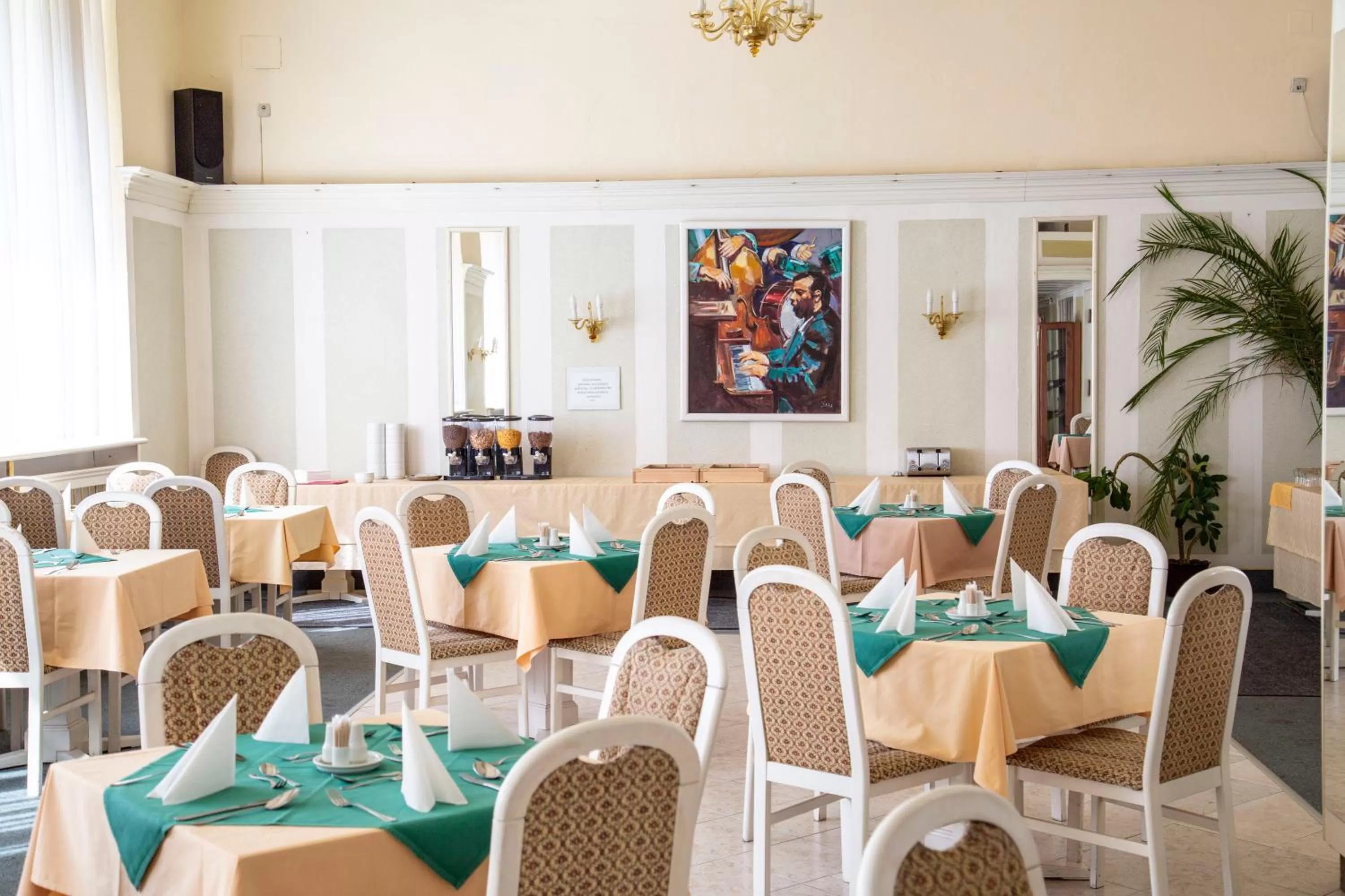 Restaurant/places to eat in Wellness Hotel Central