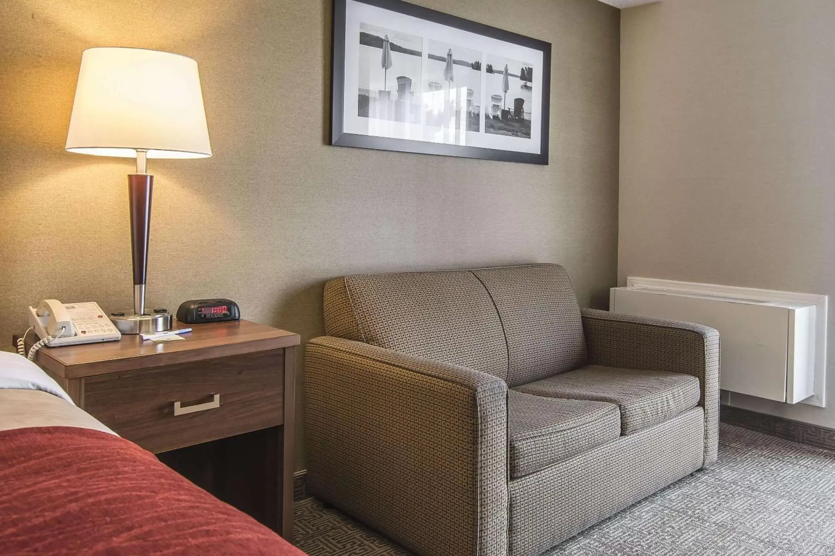 Photo of the whole room, Seating Area in Comfort Inn Huntsville
