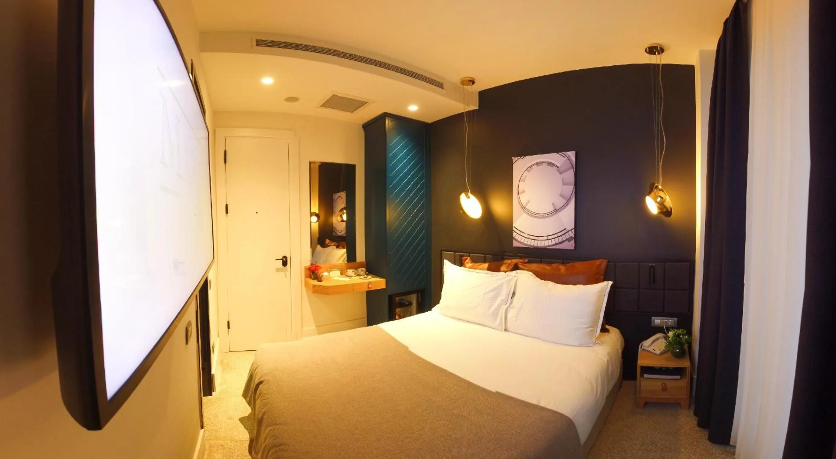 Bedroom, Bed in Maroon Tomtom