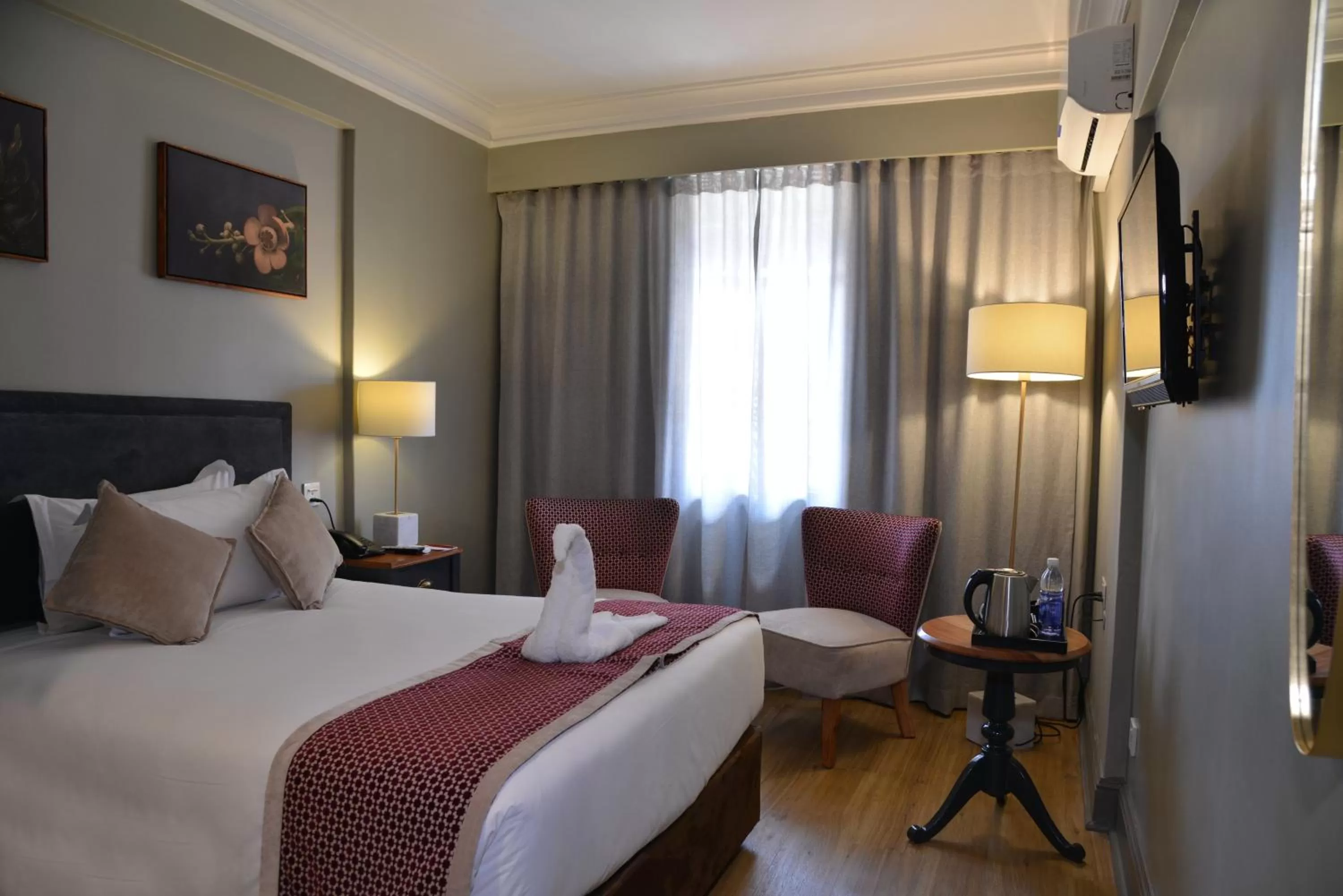 Bedroom, Bed in Cresta Jameson Hotel