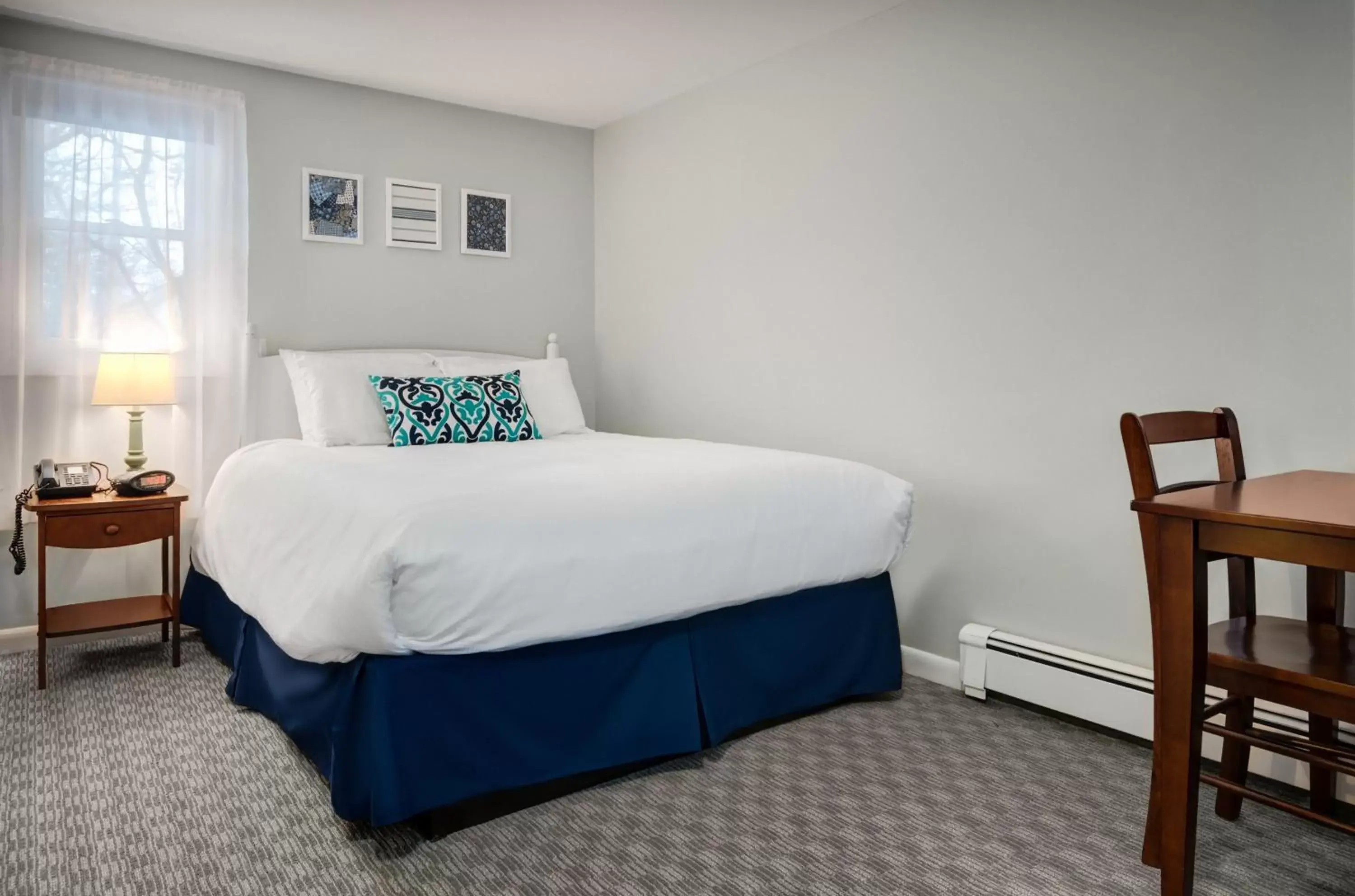 Bed in Kittery Inn & Suites
