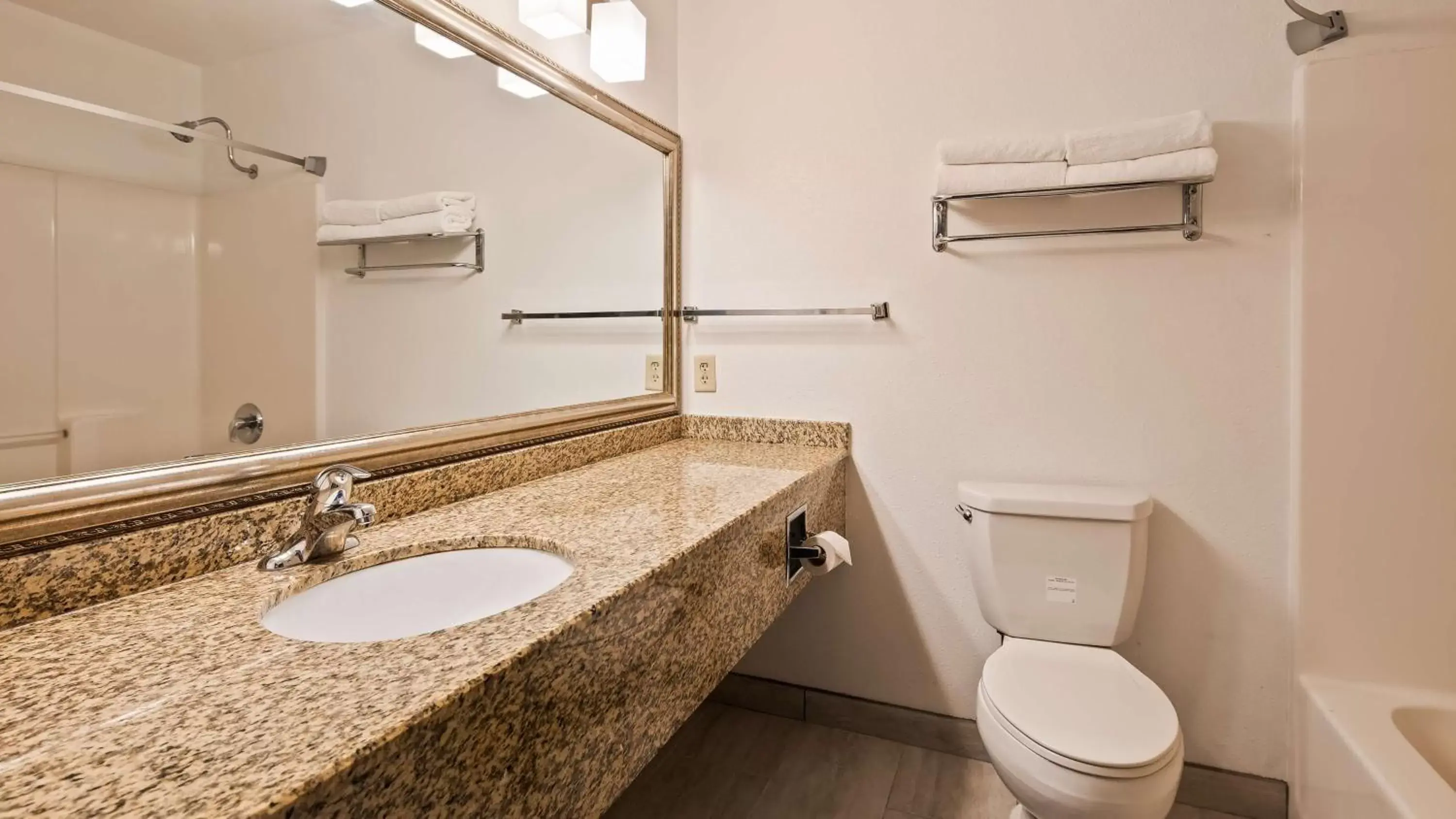 Bathroom in Best Western Inn & Suites - Midway Airport