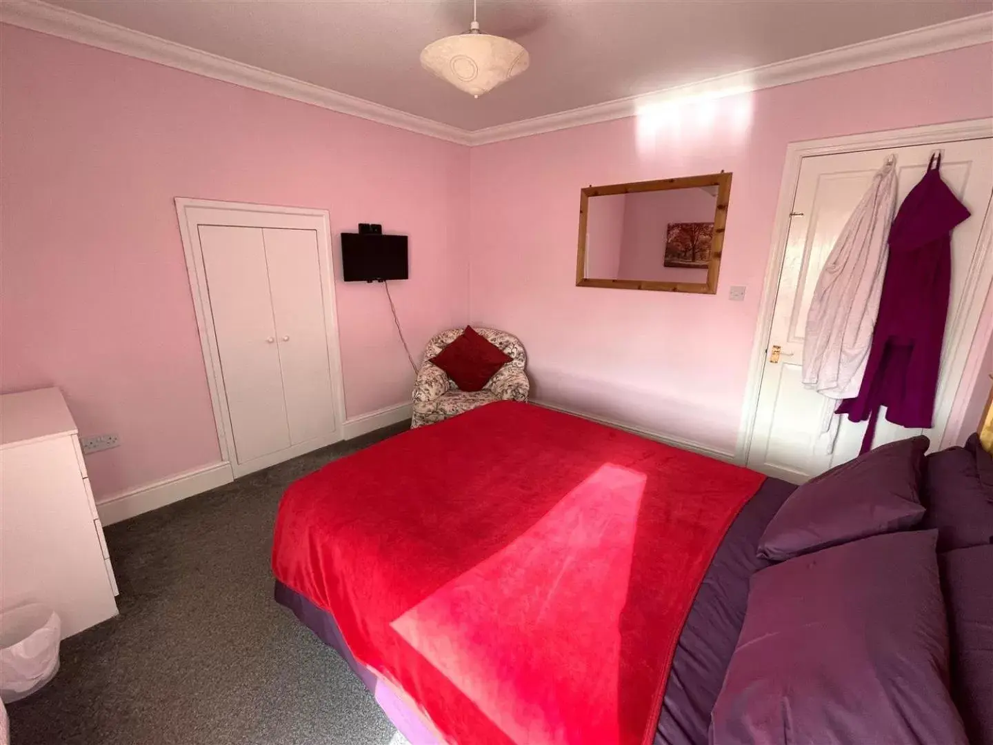 Queen Room with External Private Bathroom in Bryncoch Queen Room with External Private Bathroom in Bryncoch