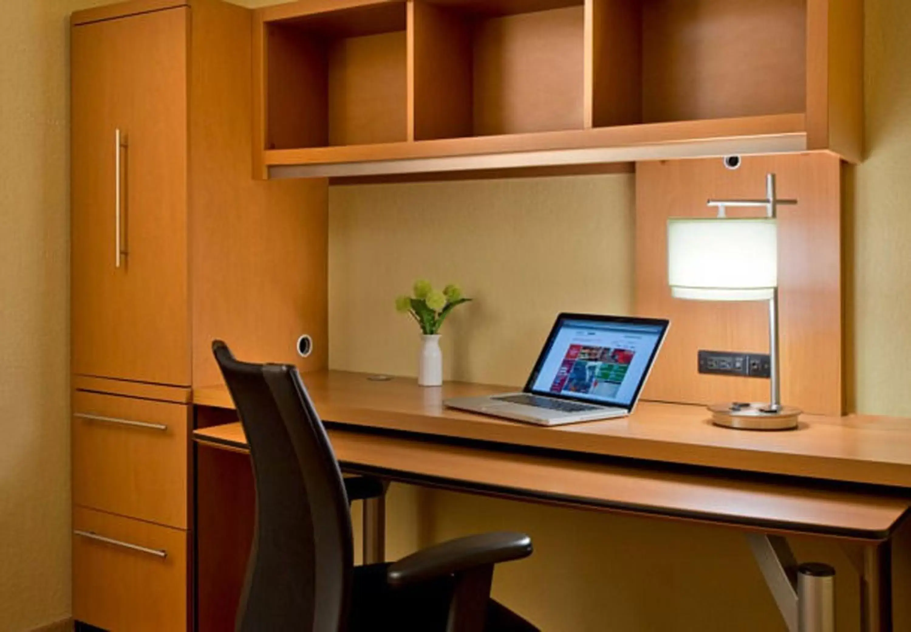 Bedroom, Business Area/Conference Room in Hawthorn Suites by Wyndham Cincinnati Northeast/Mason
