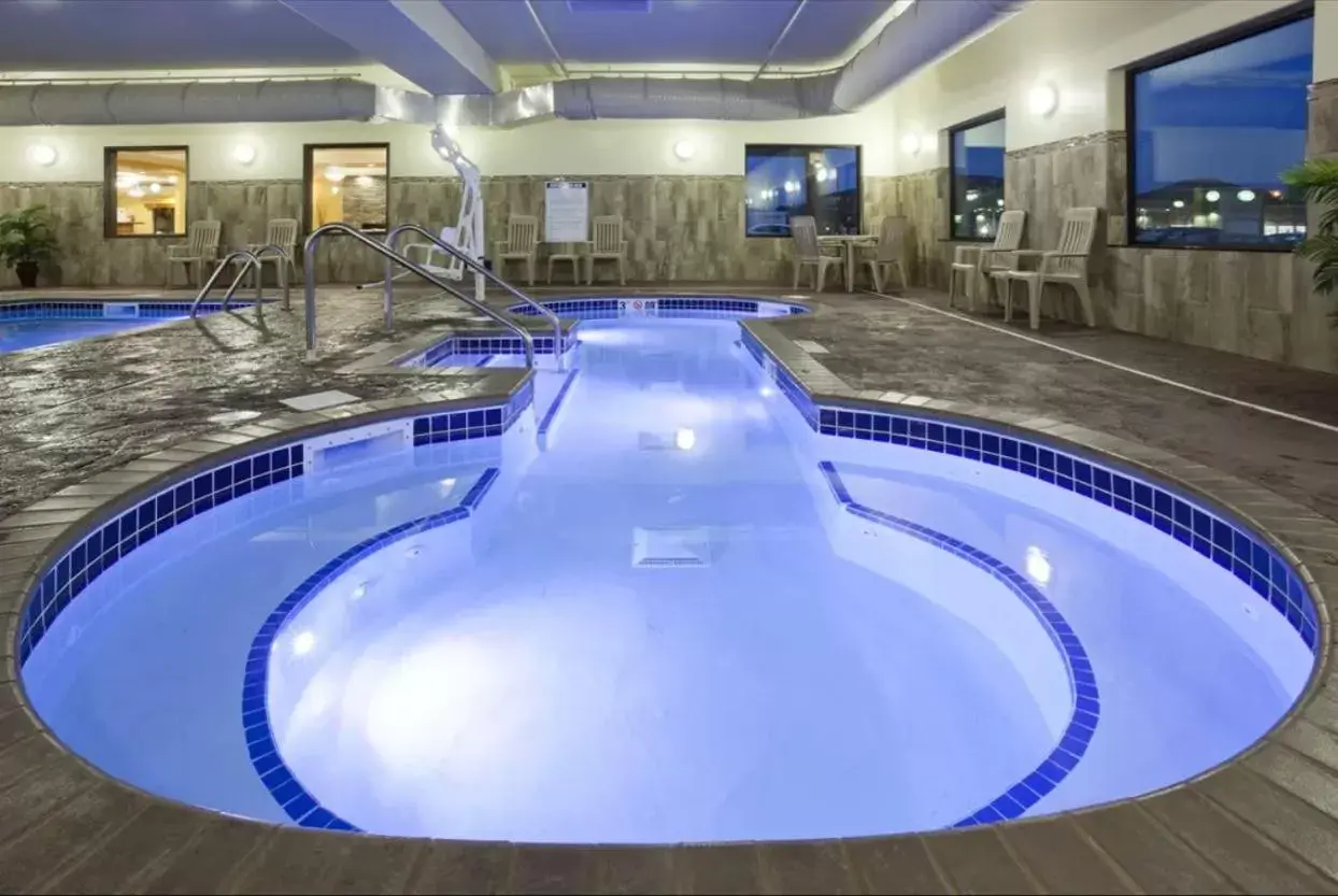 Hot Tub, Swimming Pool in Expressway Suites of Grand Forks