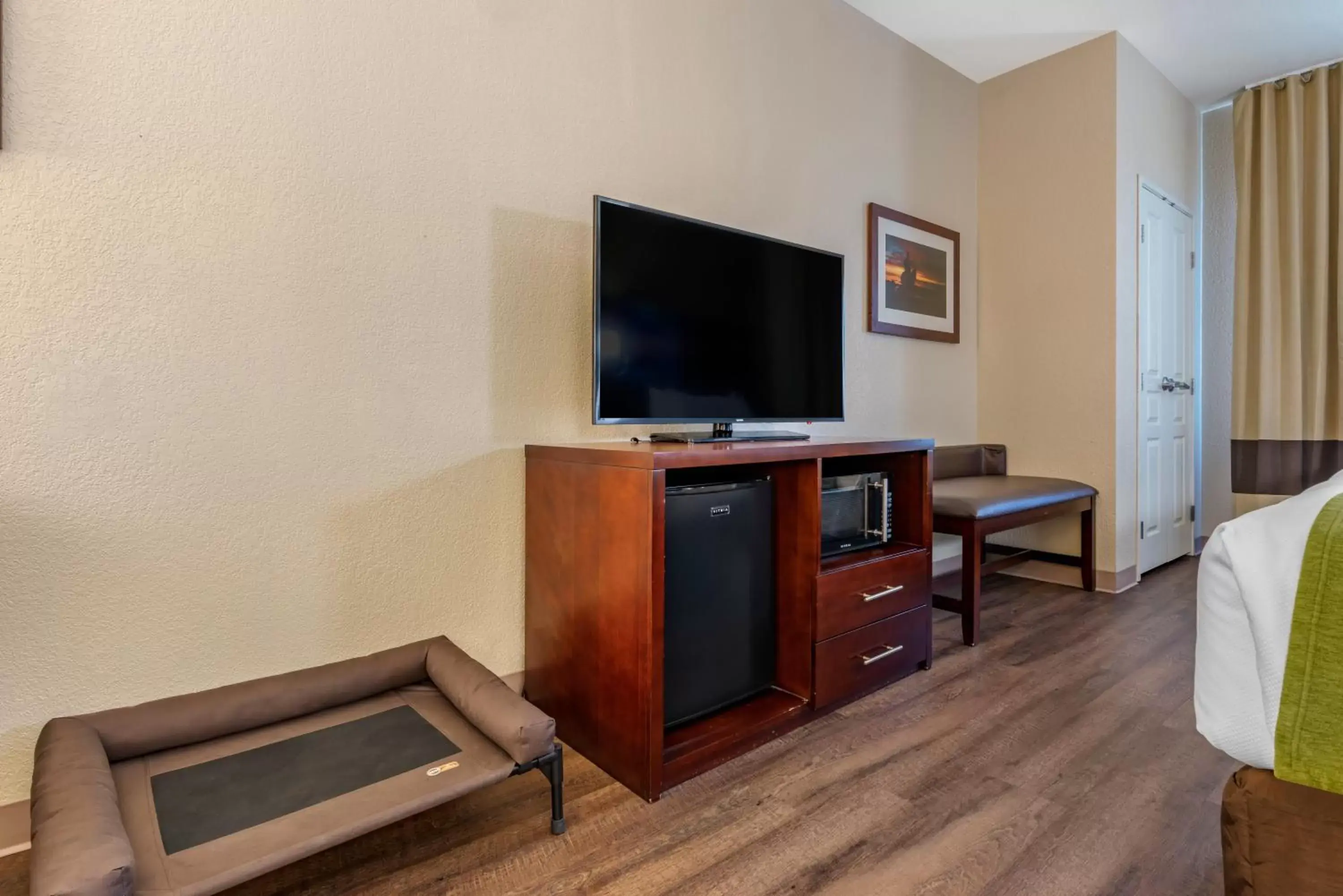 Bed, TV/Entertainment Center in Comfort Suites Fernley