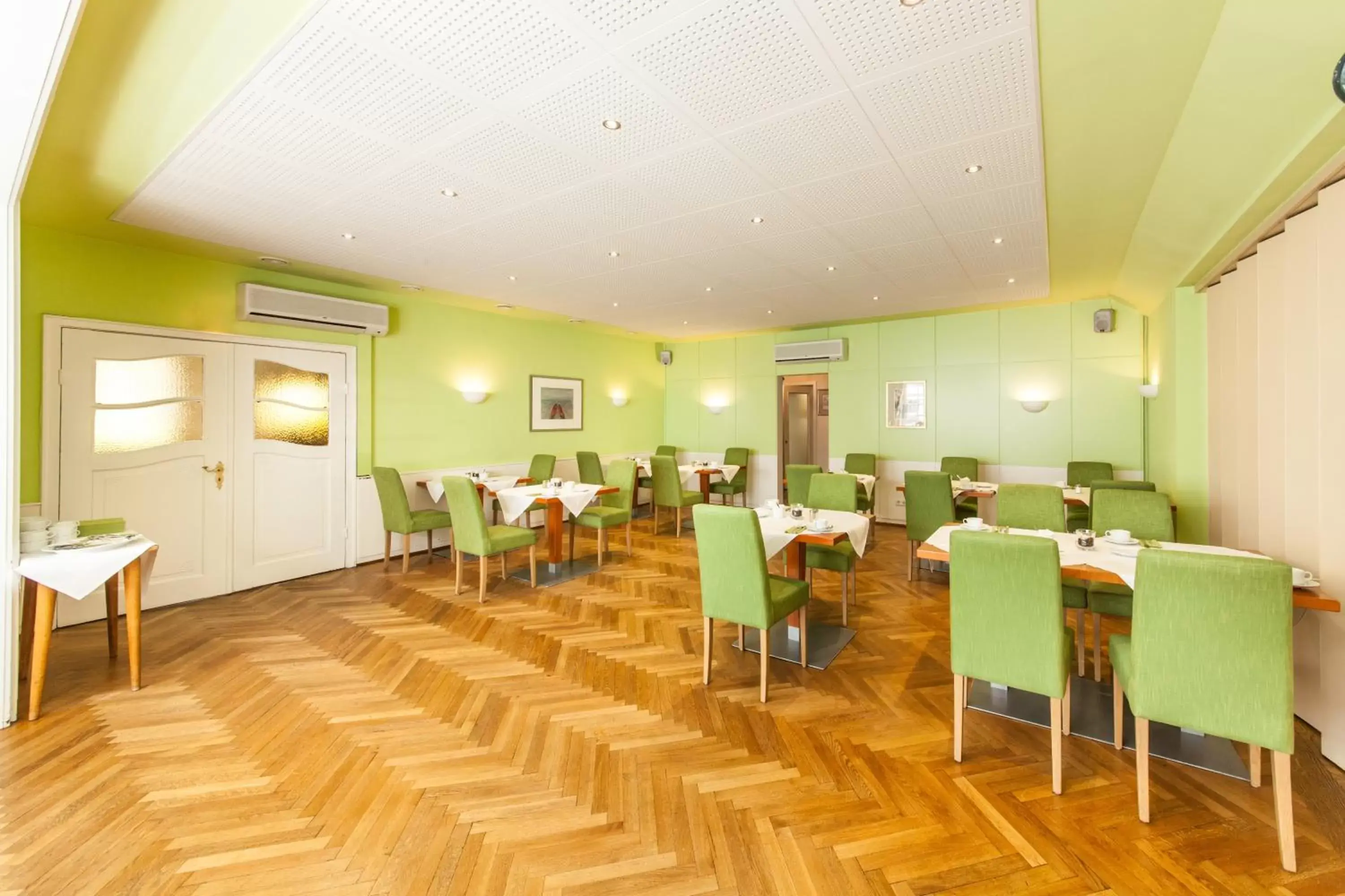 Restaurant/Places to Eat in Hotel Drei Kronen Elmshorn