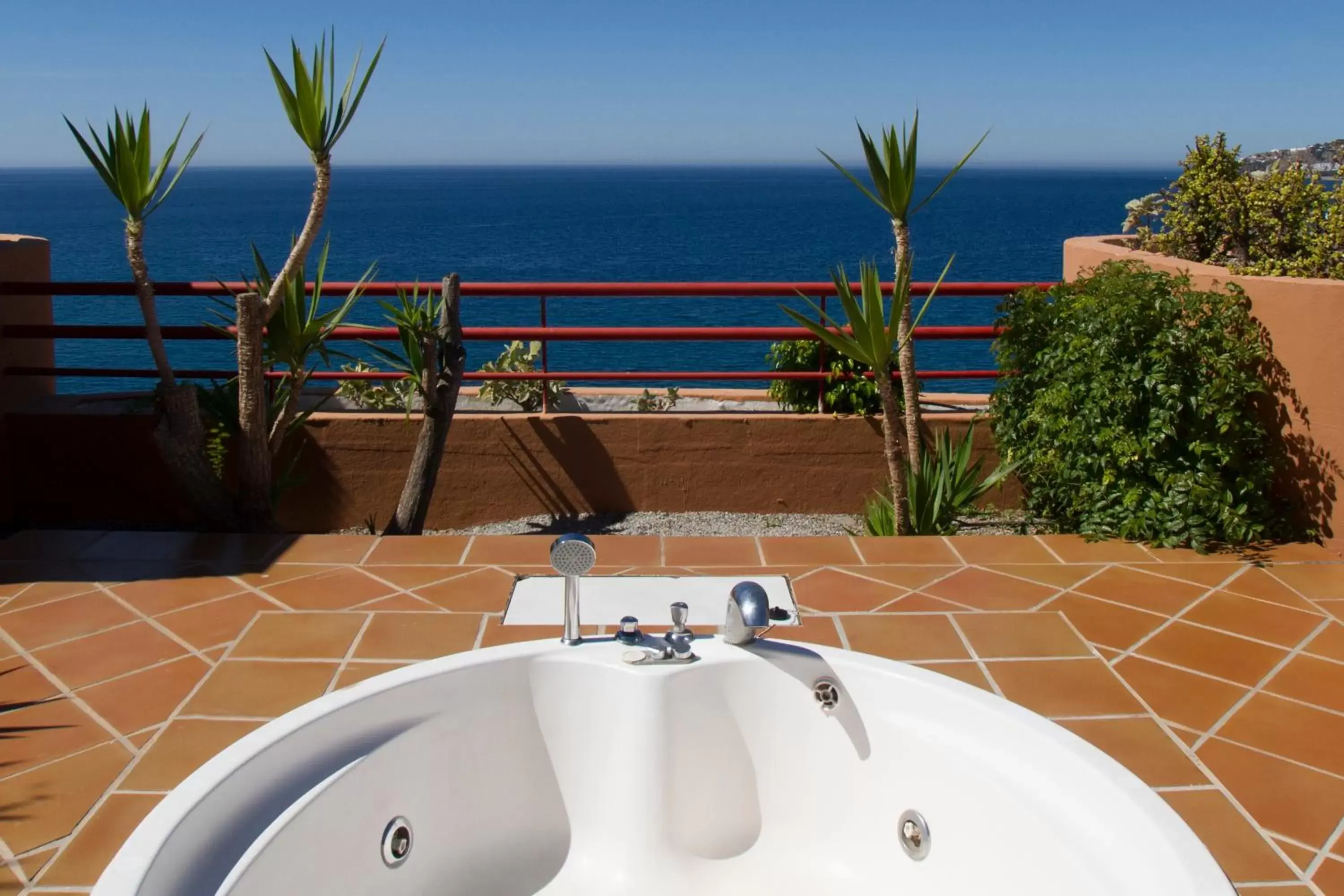 Bath, Bathroom in Ibersol Almuñecar Beach & Spa Hotel