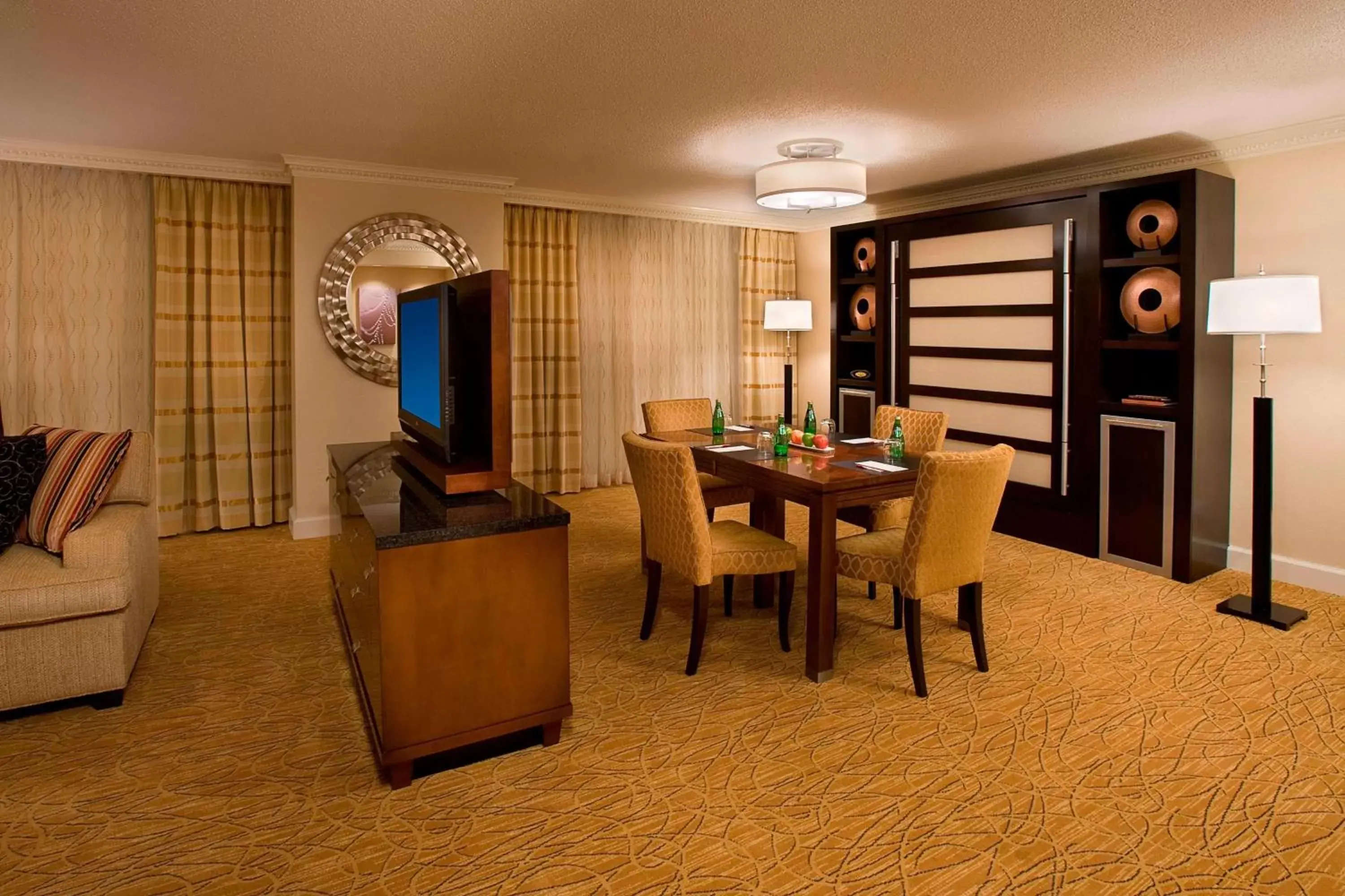 Photo of the whole room, Seating Area in Toronto Airport Marriott Hotel