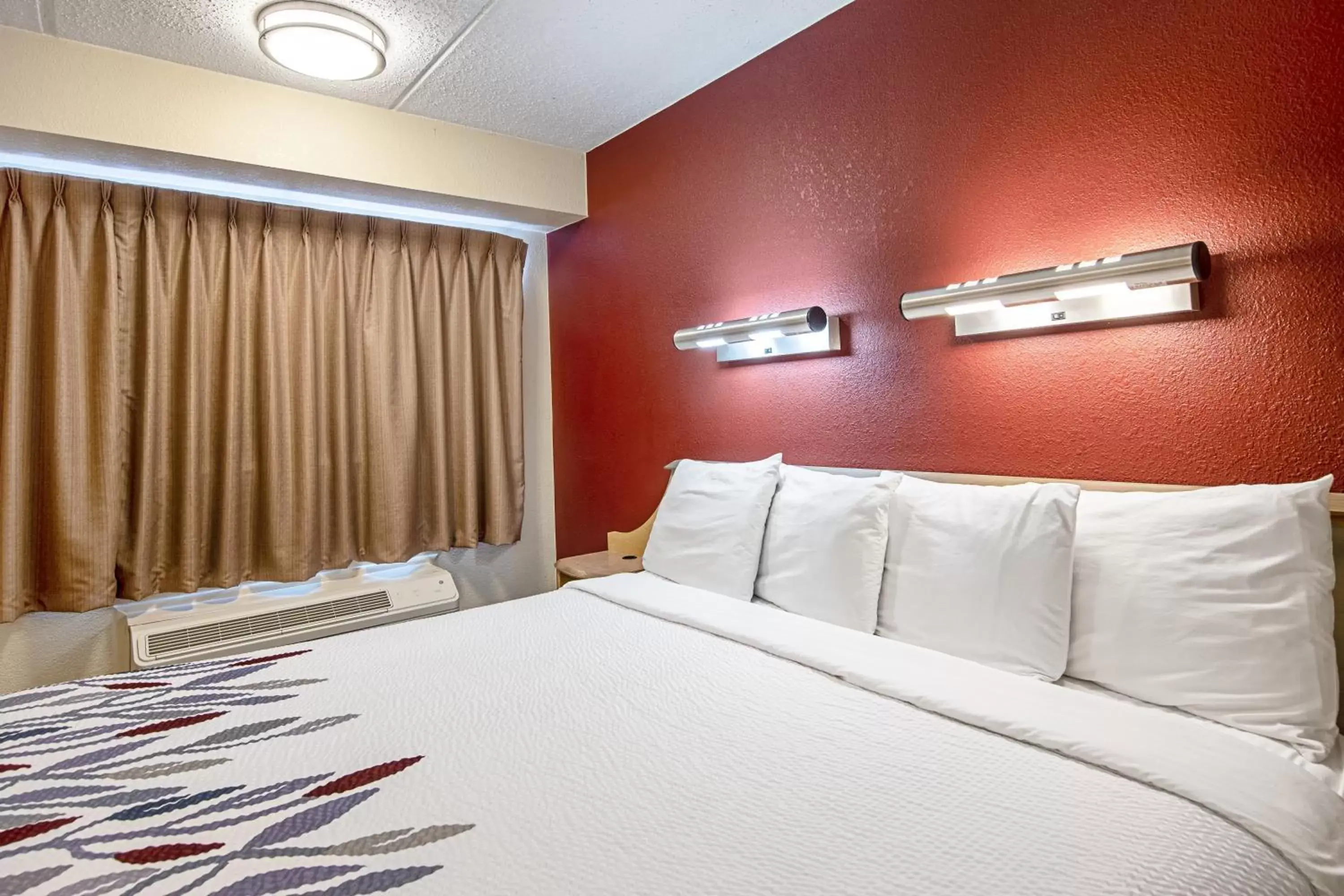 Bedroom, Bed in Red Roof Inn Hilton Head Island